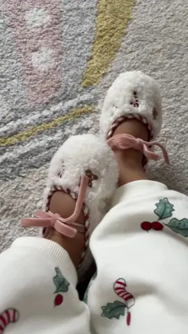 Christmas is coming🎄🩰with the cutest Christmas slippers!! Girl mamas run to @ZARA asap as your little poppet will love them, so cute and cosy🎀🎅🏻 #christmas #zara #zarahaul #slippers #babyfashion 