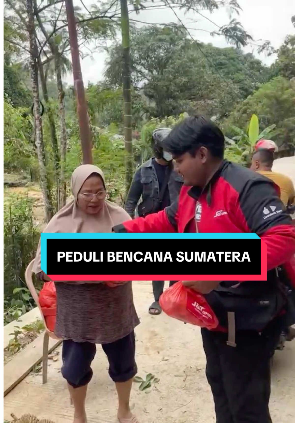 J&T Express turut menyampaikan rasa prihatin dan simpati mendalam kepada warga yang terdampak bencana banjir di Sumatera.  Di masa penuh tantangan ini, kami turut bergerak menyalurkan bantuan untuk warga yang membutuhkan di wilayah Padang dan Medan yang terdampak banjir.  Semoga segera pulih seperti sediakala dan kita semua dapat kembali bangkit bersama. Kirim doa dan semangatmu di kolom komentar 🙏 #jntexpressid  #viral #fypdonggggggg