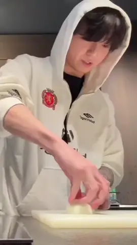 masak2 lagi.. kali ini bareng bestie..🤗 #jungkoklive #jklive #jungkook 