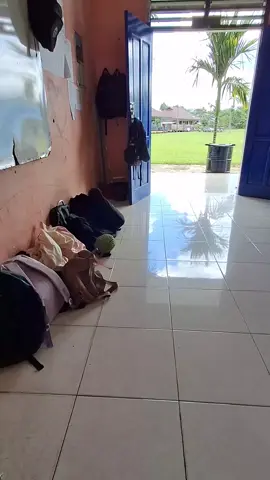 Ingin rasanya aku menyita barang yang tak sengaja keluar dari tas siswa itu 🤔