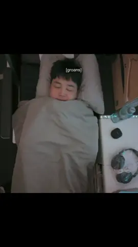 chài ơi mái ẻm ngắn nhìn ngố ngố sau rồi còn nằm cuộn chăn :)))) eo ôi đáng yêu chít mất :))) bảo làm em bé không sai mà :))) #AreYouSure2 #jimin #parkjimin #jiminbts #jmvnfp 