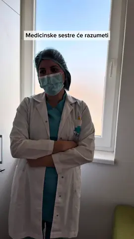 Kod nas su nas starije sestre naučile jednu stvar — kad pacijent umre, prvo što uradiš je da otvoriš prozor. Ne zato što piše u protokolu, nego zato što su generacije pre nas verovale da duša treba da ode mirno. 🕊️ Naučile su nas i da se u tim trenucima ne priča mnogo… Da se radi tiho. Da se vreme zabeleži tačno. Da se pacijent dostojanstveno spremi. I da, bez obzira koliko si profesionalac — uvek ostaneš čovek. 💙 Medicinske sestre će razumeti.  #nurse #fyp #viralvideos #trendingreels #medicinskasestra😷💉💊❤️