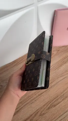 Sổ đựng tiền tiết kiệm có khóa mật khẩu #sodungtientietkiem #sodungtien #sotietkiem100trang #sotietkiemtien #lalap1995 