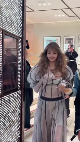 OMG LISA SHE IS SO PRETTY 💛 #LISA #LALISA #BLACKPINK #LLOUD  LISA X LV THE PLACE #LISAxLouisVuitton