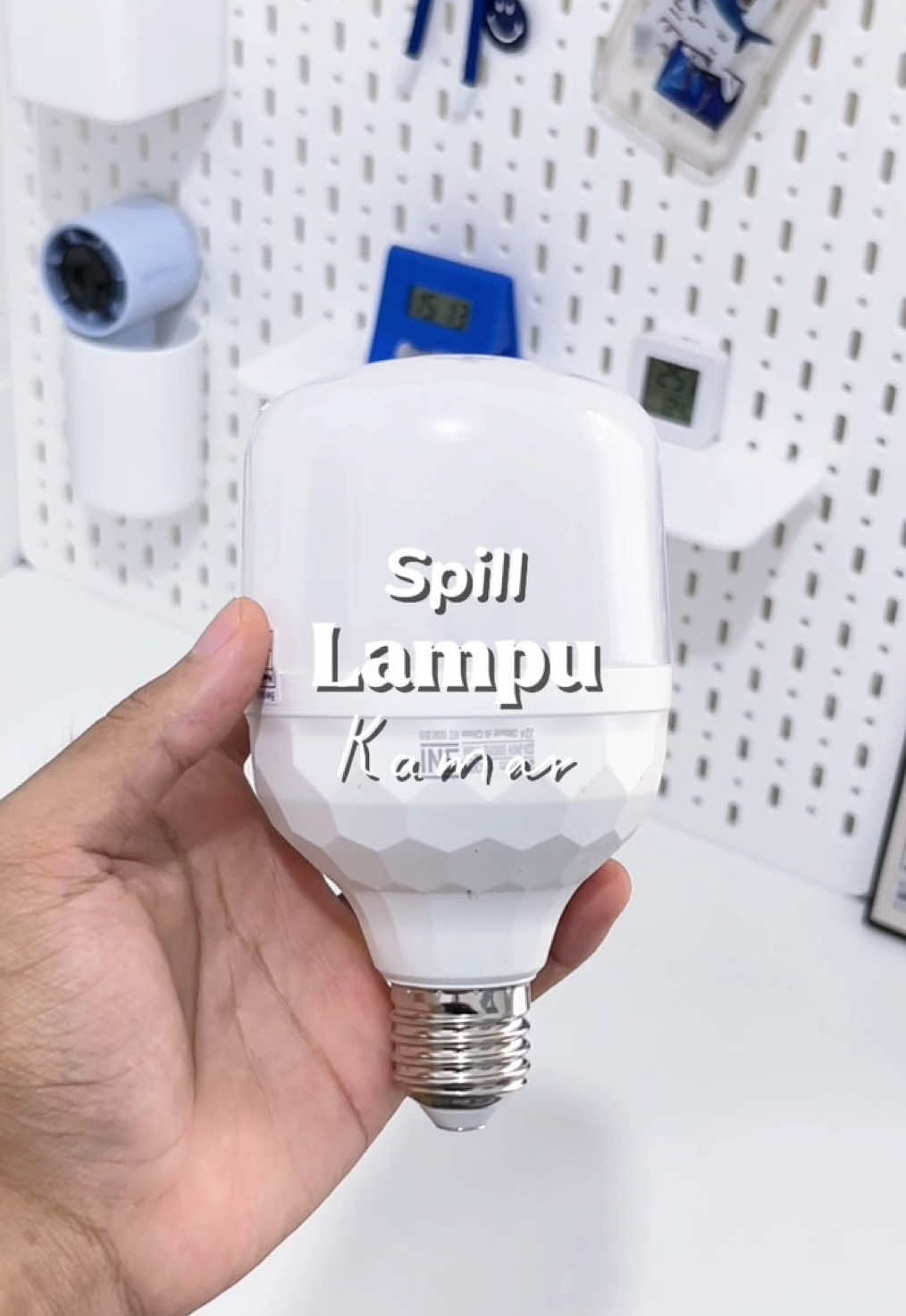 Dikira lighting mahal… padahal cuma lampu 22 watt andalan dari dulu sampai sekarang 💡✨ *Note: pencahayaan di vt tetap aku edit yak #hannochs #lampukamar #lampuled #kamaraesthetic 
