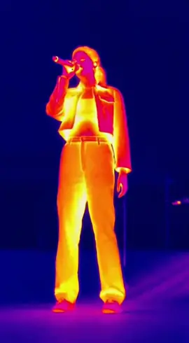 “She’s singing her heart out… but her stomach released its own remix 🤣🔥#tiktokviral #fyp #viral #musica #unitedstates