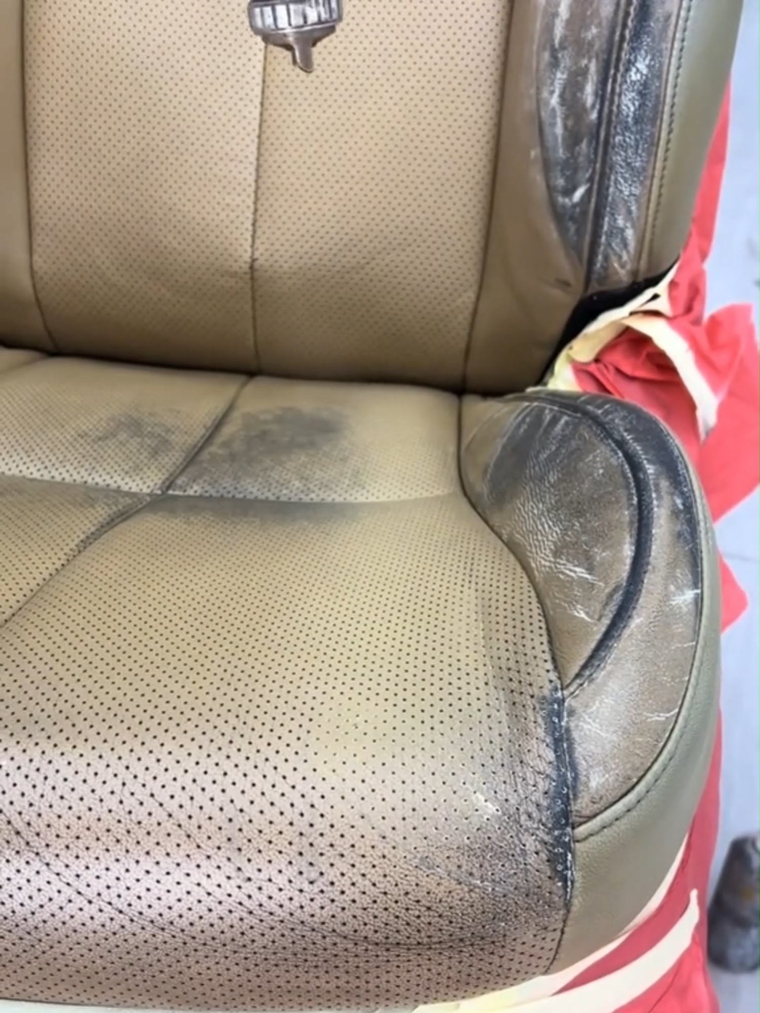 Sơn phục hồi nội thất Kia Sedona – xử lý bạc màu, trầy xước, lão hoá… trả lại bề mặt da đẹp chuẩn zin, Thực hiện bởi TMA Store Auto – chuyên phục hồi da & nhựa với vật tư tiêu chuẩn Anh Quốc. #ChămSócXe #phuchoigheda #carmakeover #phuchoinoithatoto #leathercar