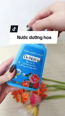 Muốn hoa tươi lâu k bị thối gốc thì mấy bà bỏ thêm nước dưỡng hoa nha #choechamnha #viral #nuocduonghoa #nuocduonghoadrnatro 