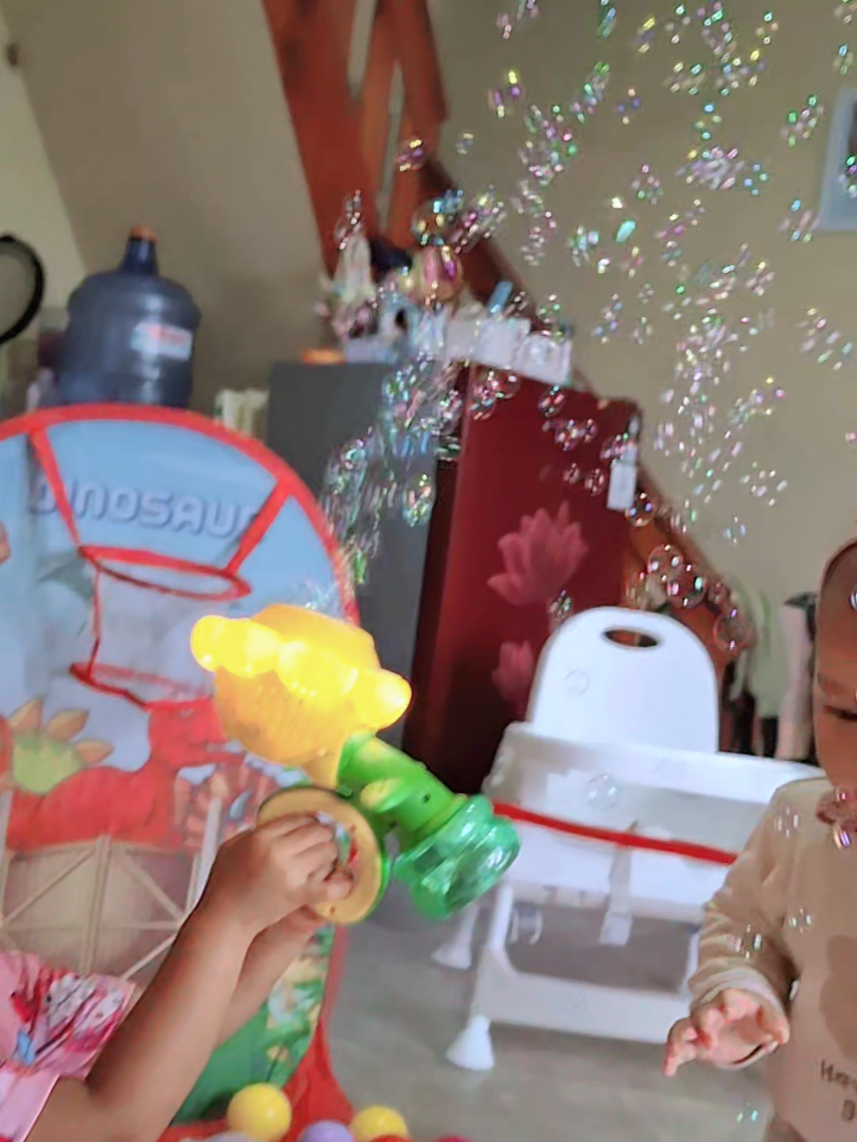 Seseneng itu ya anak2🤩🤩 #semprotanair #bungamatahari #gelembungbalon #mainananak2 