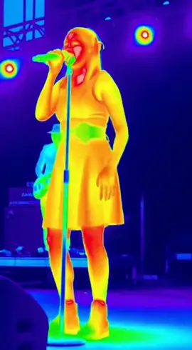 “She’s singing her heart out… but her stomach released its own remix 🤣🔥#tiktokviral #fyp #viral #musica #unitedstates