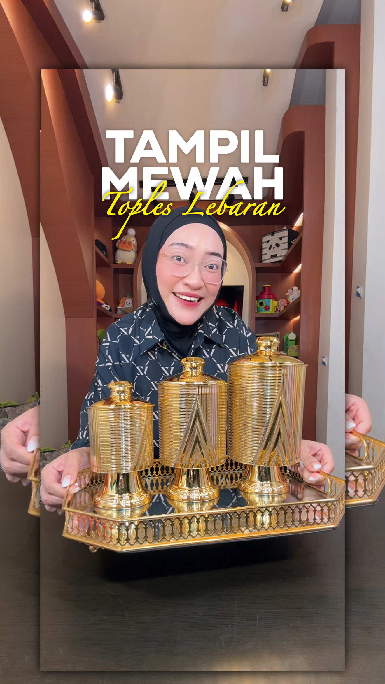 Dulu aku pikir tampil mewah harus keluar uang banyak. Ternyata cuma dengan Toples Lebaran Tampil Mewah, meja makan langsung berubah vibe-nya. Snack sederhana pun kelihatan lebih rapi dan cantik. Tamu yang datang sampai nanya belinya di mana. Cus beli sekarang, biar Lebaranmu makin niat! #toples #topleslebaran #gajiansale  #promoguncang1212  #modalkontendoang 