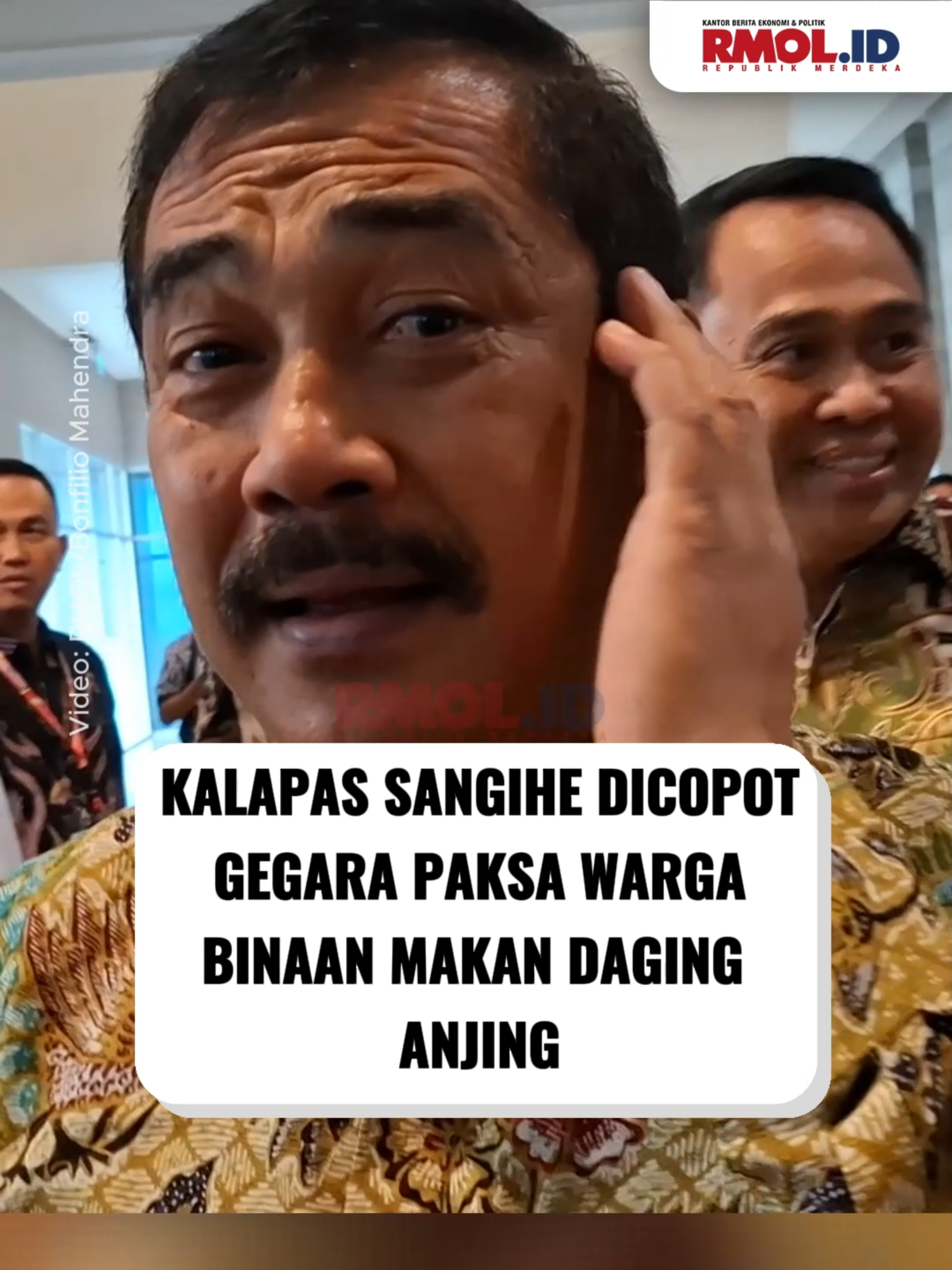 Menteri Imigrasi dan Pemasyarakatan Agus Andrianto mencopot Kepala Lapas Enemawira, Kepulauan Sangihe, Sulawesi Utara, Chandra Sudarto. Ia diduga memaksa warga binaan muslim makan daging anjing dalam sebuah acara ulang tahun di lingkungan lapas. “Sudah kami copot, sudah kita proses sejak dapat informasi empat hari lalu,” kata Agus, kepada wartawan, Rabu, 3 Desember 2025. Chandra kini diperiksa secara internal. Agus menegaskan tidak ada pembenaran untuk tindakan yang melanggar keyakinan agama. “Intinya kita tidak mentolerir hal seperti itu,” ujarnya. Sidang etik menunggu hasil pemeriksaan awal, sementara pencopotan menjadi tindakan disiplin pertama. Reporter: Bonfilio Mahendra Video Editor: Andre Rangga #rmol #republikmerdekaonline #menteriimigrasidanpemasyarakatan #agusandrianto #kalapas #sangihe #sulawesiutara