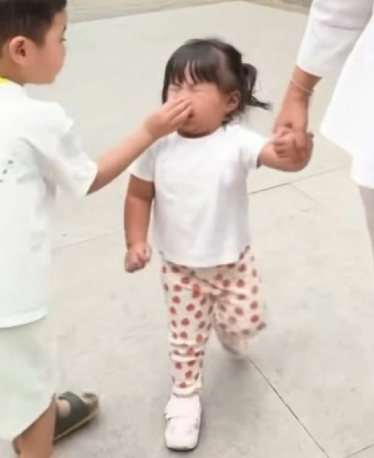 wkwkwk lucu bgt kk ajja jahilin teteh🤏🏻🤏🏻 gemesss #lily #princesslily #ranaima #raffinagita1717 #rayyanza 