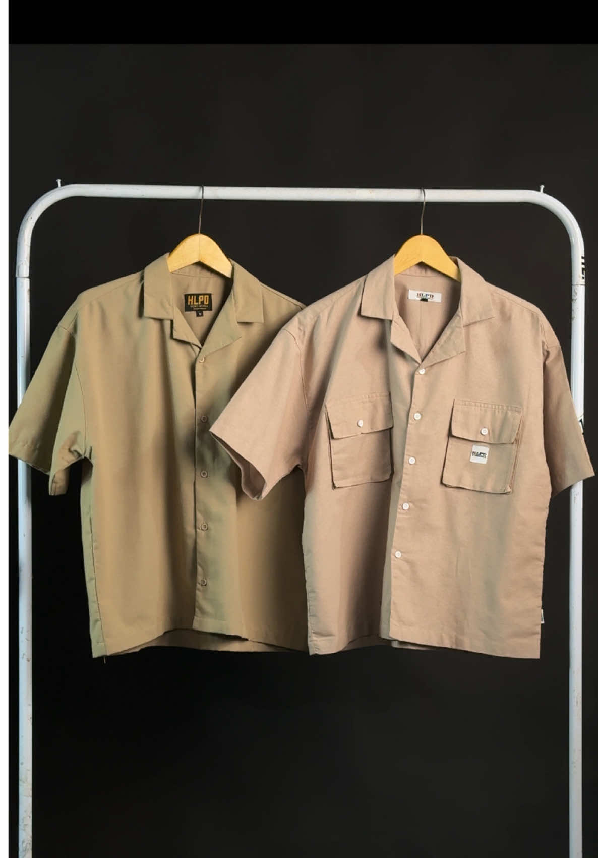 Hai friend, ada 2 jenis kemeja polos nih di hlpd dengan menggunakan material yang berbeda tapi cuttingannya tetep sama yaitu boxy. Kamu pilih yang mana nih friend jangan lupa checkout sekarang juga ya 🤩 #hlpdweirdworld #ootdkalcer #boxyshirt #kemejaboxy 