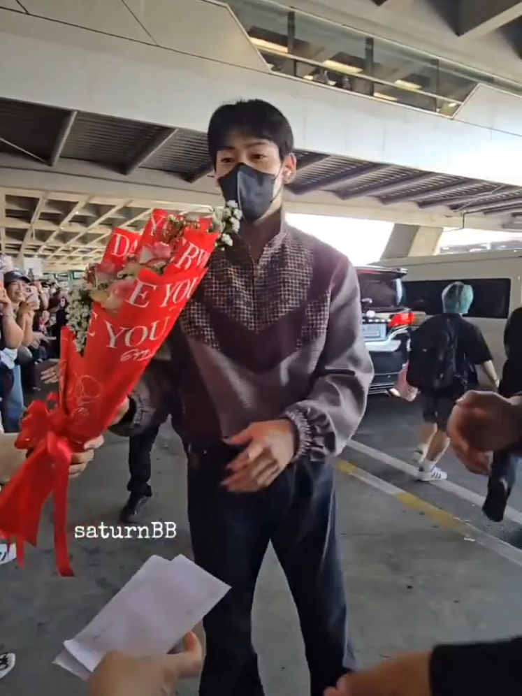 💚 03-12-2568 / 2025 ยินดีต้อนรับกลับบ้านครับ น้องแบมคนเก่ง🥹🥹❤️🖤 น้องแบมถึงประเทศไทยอย่างปลอดภัยแล้ว พี่เทกี้มากับน้องด้วย เจ้าเด็กตาแป๋วสดใสมาเลย ประเทศไทยมีมาร์คแบมแล้ว🥰💜❤️ น้องแบมถึงไทยแล้ว🫶🇹🇭 พรุ่งนี้ทุกคนอย่าลืมนะคะ มาร์คแบมเข้าร่วมงาน Spotify Wrapped Live Thailand 2025 🗓️: วันที่ 4 ธันวาคม 2025 📍: สถานที่ One Bangkok Forum  ⏱️: งานเริ่ม 17:00 น. เป็นต้นไป (สำหรับทีมหน้าจอ มีถ่ายทอดสดทางช่อง One31 เวลา 21:30 น. เป็นต้นไป)  #welcomebambamtothailand #แบมแบม  #BamBam  #뱀뱀 #𝐇𝐎𝐌𝐄𝐓𝐎𝐖𝐍 ขออนุญาตเจ้าของคลิปและขอขอบคุณค่ะ🙏 Thank cr.on clip 🙏