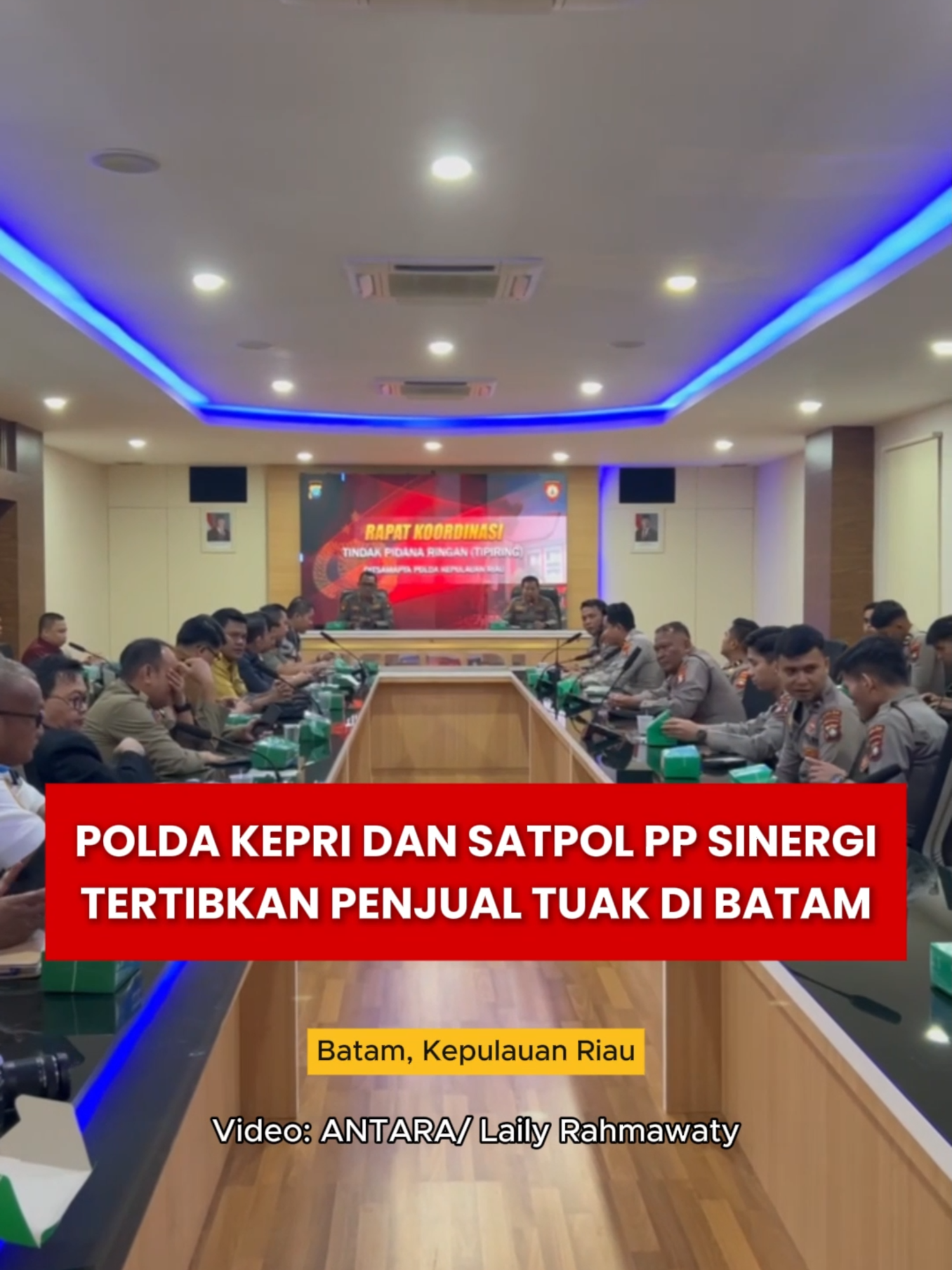 POLDA KEPRI DAN SATPOL PP SINERGI TERTIBKAN PENJUAL TUAK DI BATAM Direktorat Samapta Kepolisian Daerah Kepulauan Riau (Ditsamapta Polda Kepri) bersinergi dengan Satuan Polisi Pamong Praja (Satpol PP) Kota Batam untuk menertibkan penjual di wilayah itu karena masuk kategori melanggar Peraturan Daerah tentang Ketertiban Umum (Perda Tibum). Baca berita selengkapnya hanya di kepri.antaranews.com 🎥 : ANTARA / Laily Rahmawaty #polda #satpolpp #kepri #sinergi #tertib #penjual #tuak