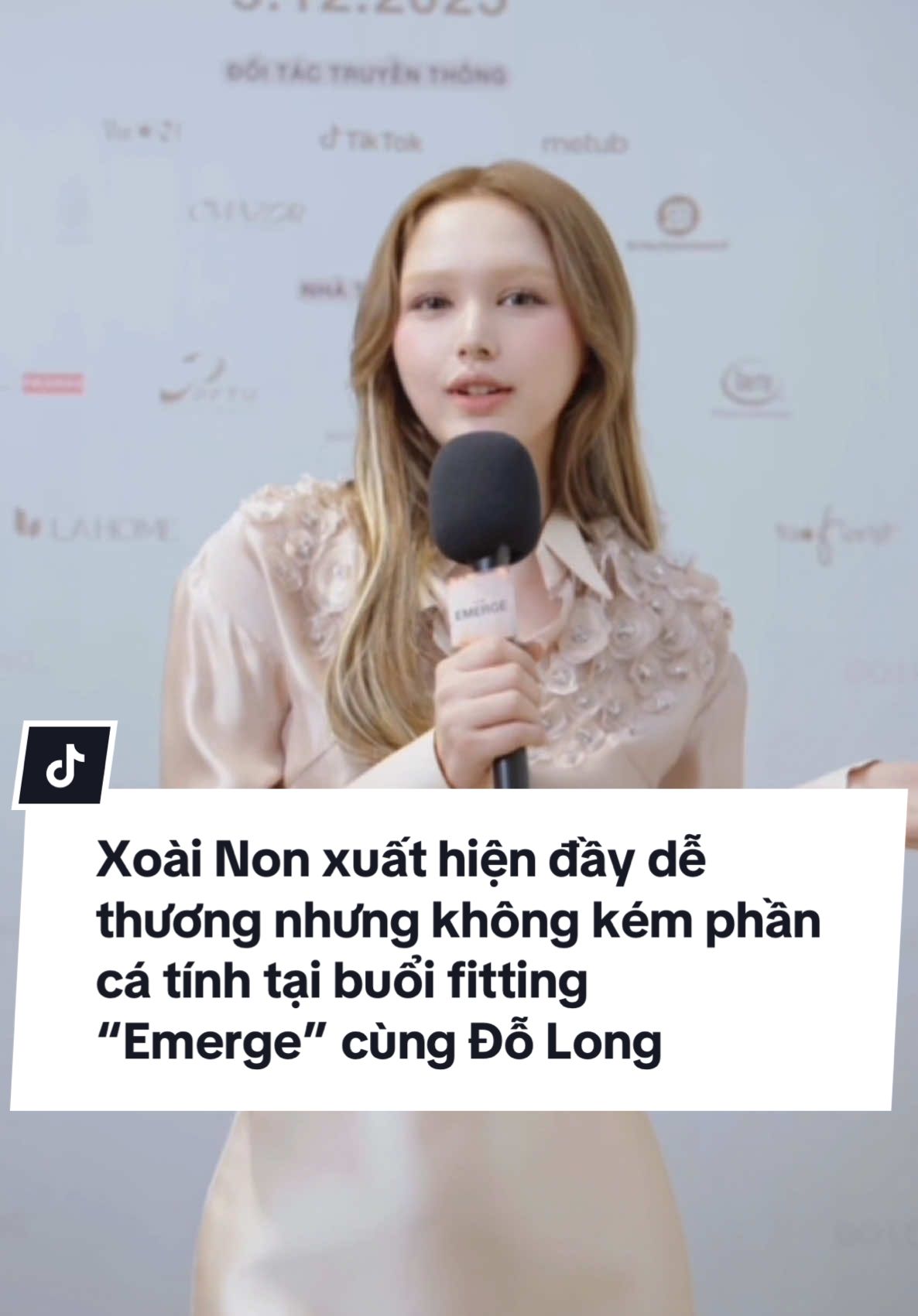 Xoài Non @Phạm Trang Xoài Non xuất hiện đầy dễ thương nhưng không kém phần cá tính tại buổi fitting “Emerge”. Chờ xem cô nàng sẽ mang đến visual cuốn hút thế nào vào 05.12.2025! Red Carpet: 15:00 Fashion Show: 16:30 #DoLong #EmergeFashionShow2025 #DoLongFashionShow2025 #XoaiNon #TikTokGiaiTri