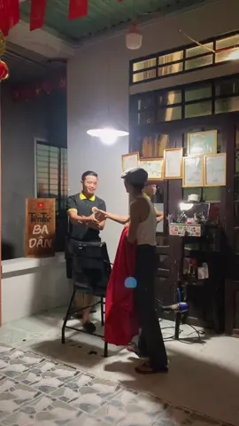 Hớt Tóc ✂️🇻🇳 #tiemtocbadan #vietnam 