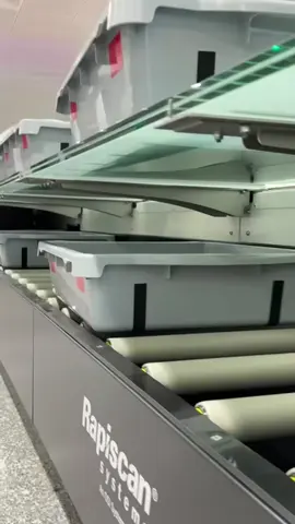 ✈️🇻🇳 CẬN CẢNH NHÀ THẦU TEST THỬ MÁY SOI AN NINH 3D HIỆN ĐẠI NHẤT TẠI T2 NỘI BÀI! Chuẩn bị “soi” công nghệ đỉnh cao mà lần đầu tiên xuất hiện ở Việt Nam nhé 😎🔥 Từ 19/12, hệ thống máy soi chiếu 3D đa chiều + tự động trả khay sẽ chính thức đưa vào khai thác tại nhà ga quốc tế T2 – giúp hành khách: ✨ Di chuyển nhanh hơn ✨ Không phải lục tung hành lý ✨ Trải nghiệm quy trình an ninh thông minh – mượt – chuẩn quốc tế Công nghệ mới, sân bay hiện đại… vậy còn chờ gì mà không nâng trải nghiệm chuyến bay của bạn với dịch vụ FAST TRACK / VIP LOUNGE? 🔥 FAST TRACK – VÀO HÀNG RIÊNG, QUA AN NINH NHANH GẤP 3 Không xếp hàng dài Không lo trễ chuyến Có nhân viên hỗ trợ từ A–Z 🔥 VIP LOUNGE – THƯ GIÃN TRƯỚC GIỜ BAY Đồ ăn nóng – lạnh phong phú Không gian riêng tư – sang trọng View đường băng siêu chill ➡️ Công nghệ nâng cấp rồi, giờ chỉ cần bạn nâng trải nghiệm chính mình! Inbox ngay để được tư vấn & đặt chỗ nhanh nhất trước mùa cao điểm bay ✈️✨ #ACV #NoiBaiInternationalAirport #FastTrack #VIPService #saigonskytour 