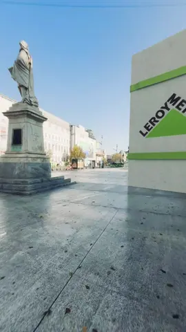 La LEROY MERLIN prețurile mici dau trendul în pregătirile pentru sărbători! 🎄✨ Colecția de Crăciun de anul acesta cuprinde peste 2.000 de produse, printre care: 18 tipuri de brazi naturali🌲 (tăiați și la ghiveci), peste 1.400 de tipuri de decorațiuni în 4 stiluri decorative tematice: Crăciun în familie, Crăciun romantic, Glamour Chic și Feeria de Gheață, peste 120 de brazi artificiali, coronițe, ghirlande artificiale și aproximativ 300 de elemente de iluminat. 💡 Magia Crăciunului continuă și după ce despodobim bradul.✨ De aceea, între 3 și 18 ianuarie 2026, poți returna bradul natural achiziționat din magazinele LEROY MERLIN, alături de bonul de achiziție și vei primi un voucher de 25 de lei – un gest mic, dar cu impact, care-i oferă o nouă șansă, fiind transformat în produse prietenoase cu natura. 🌍💚 De peste 10 ani, această tradiție de reutilizare a bradului ne reamintește că adevărata magie a Crăciunului nu este efemeră, iar noi avem datoria de a o duce mai departe. 💫 #megabuzz_leroymerlinxmas #preturimicinfiecarezi #leroymerlinro @BUZZStore @leroymerlinro @Leroy Merlin 