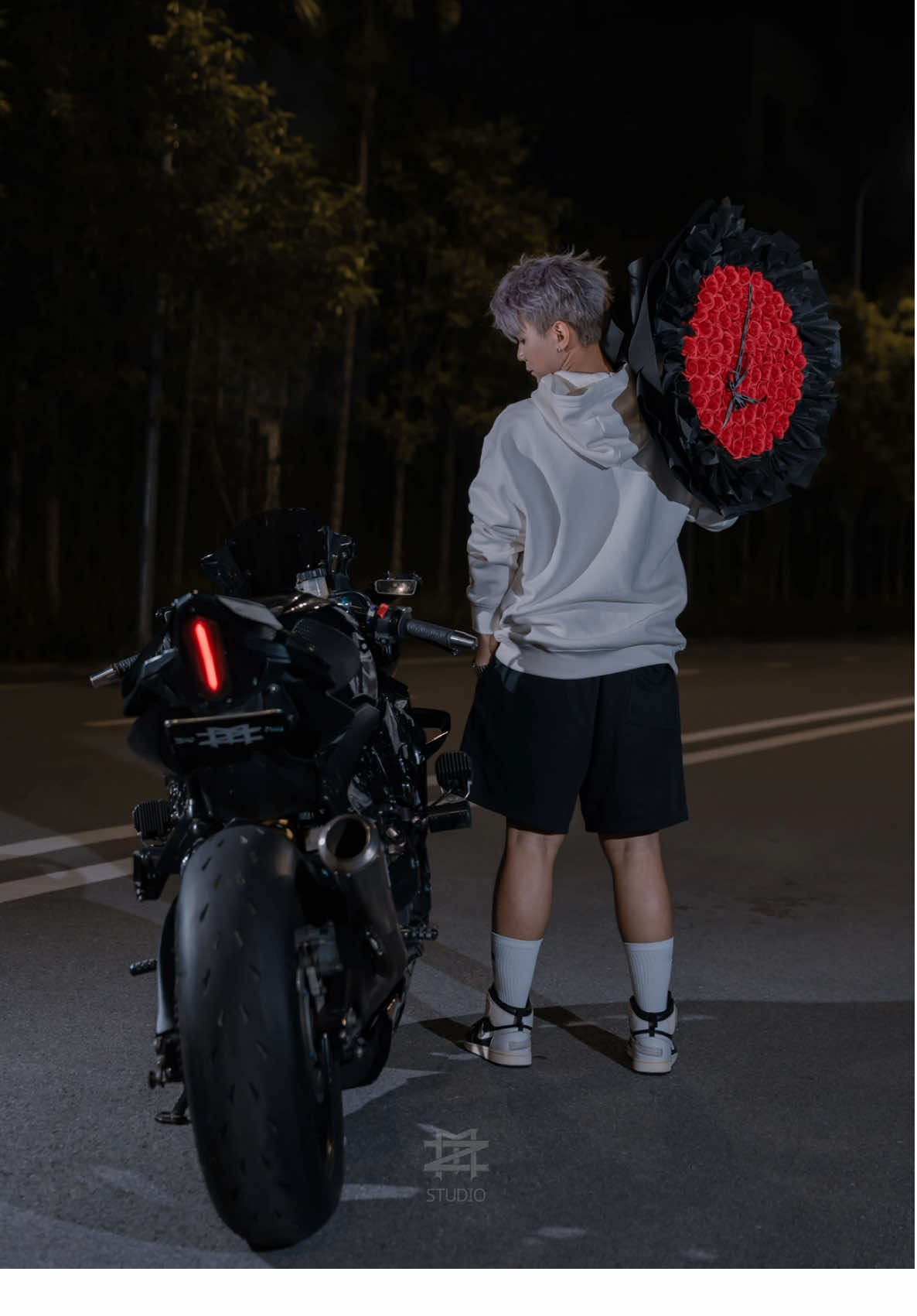 Lưu lại nha, Tips chụp ảnh đơn giản cho Nam nữ khi cầm hoa chụp với moto #moto #pkl #zinthichquay #zmstudio #photographer 