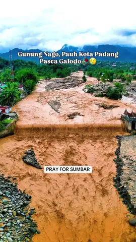 Akibat ceroboh beberapa manusia satu daerah menanggung akibatnya😭. #prayforsumbar #banjir #bencanaalam #foryou #fyp 