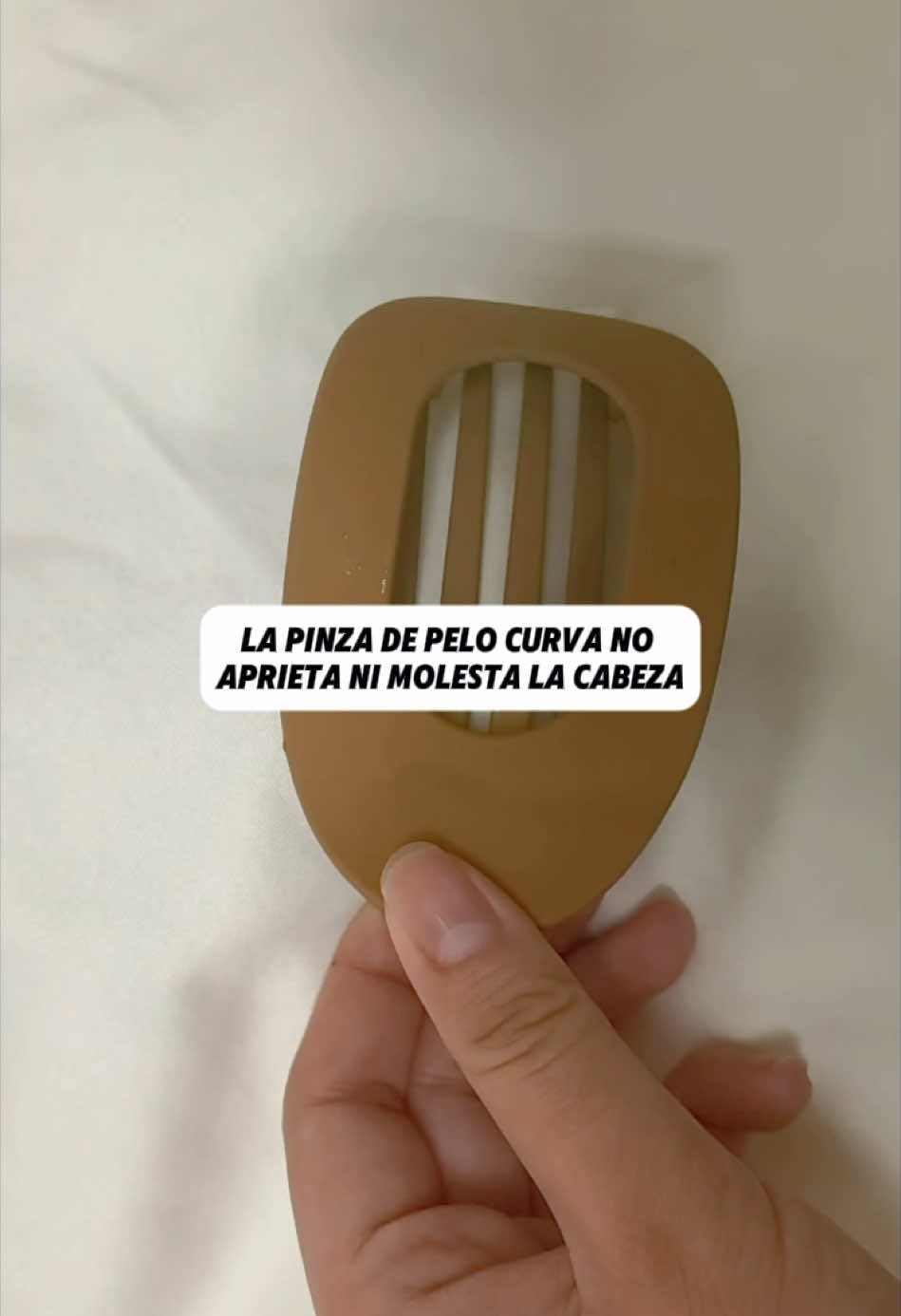 La horquilla no se caerá sin importar cómo la sacudas, es moderna y generosa, puedes apoyarte en ella y acostarte sin dañar tu cabello✨✨💕 #horquilla#hairclip#hair#LifeHack#tiktokmademebuyit#fyppp 