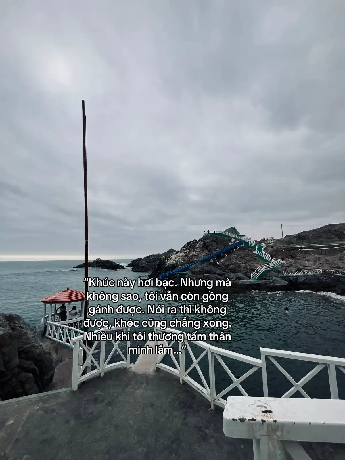 “Khúc này hơi bạc. Nhưng mà không sao, tôi vẫn còn gồng gánh được. Nói ra thì không được, khóc cũng chẳng xong. Nhiều khi tôi thương tấm thân mình lắm…”#xh #tâmtrạng 