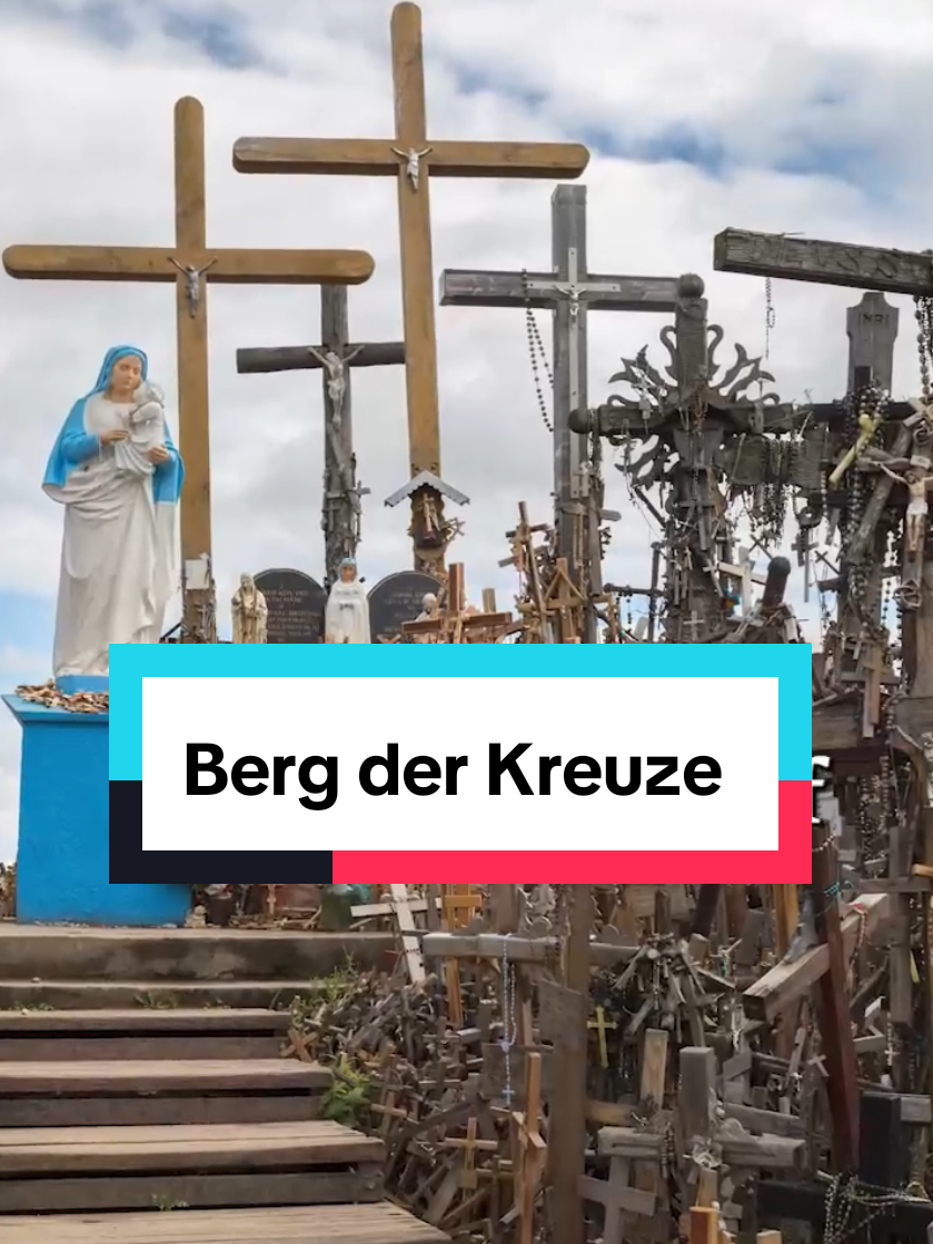 Was denkst du, wie viele Kreuze stehen heute auf diesem Hügel?  #hillofcrosses  #lithuania  #mysteriousplaces  #exploreworld  #wanderlust 