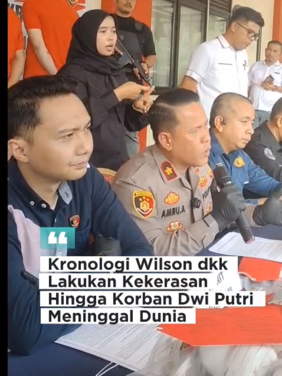 Kronologi Wilson dkk Lakukan Kekerasan Hingga Korban Dwi Putri Meninggal Dunia Aparat Kepolisian Polsek Batu Ampar menangkap empat tersangka kasus  pembunuhan berencana terhadap wanita muda asal Lampung bernama Dwi Putri  Aprilian Dini(25) di Perumahan Jodoh Permai Blok D Nomor 28 RT 006/005  Kelurahan Sungai Jodoh Kecamatan Batu Ampar, Batam, Kepulauan Riau. Keempat tersangka masing-masing adalah Wilson Lukman alias WL(28),  Anik Istiqomah Noviana alias Melika Levana(36), Putri Angelina alias  Papi Tama(23) dan Salmiati alias Papi Charles(25). Kapolsek Batu Ampar, Kompol Amru Abdullah menguraikan kronologi tersangka Wilson melakukan kekerasan hingga korban Dwi Putri meninggal dunia. Selengkapnya baca di swarakepri.com #batam #wilsonlukman #melika #mamimelika #batamtiktok #batamhariini #polsekbatuampar