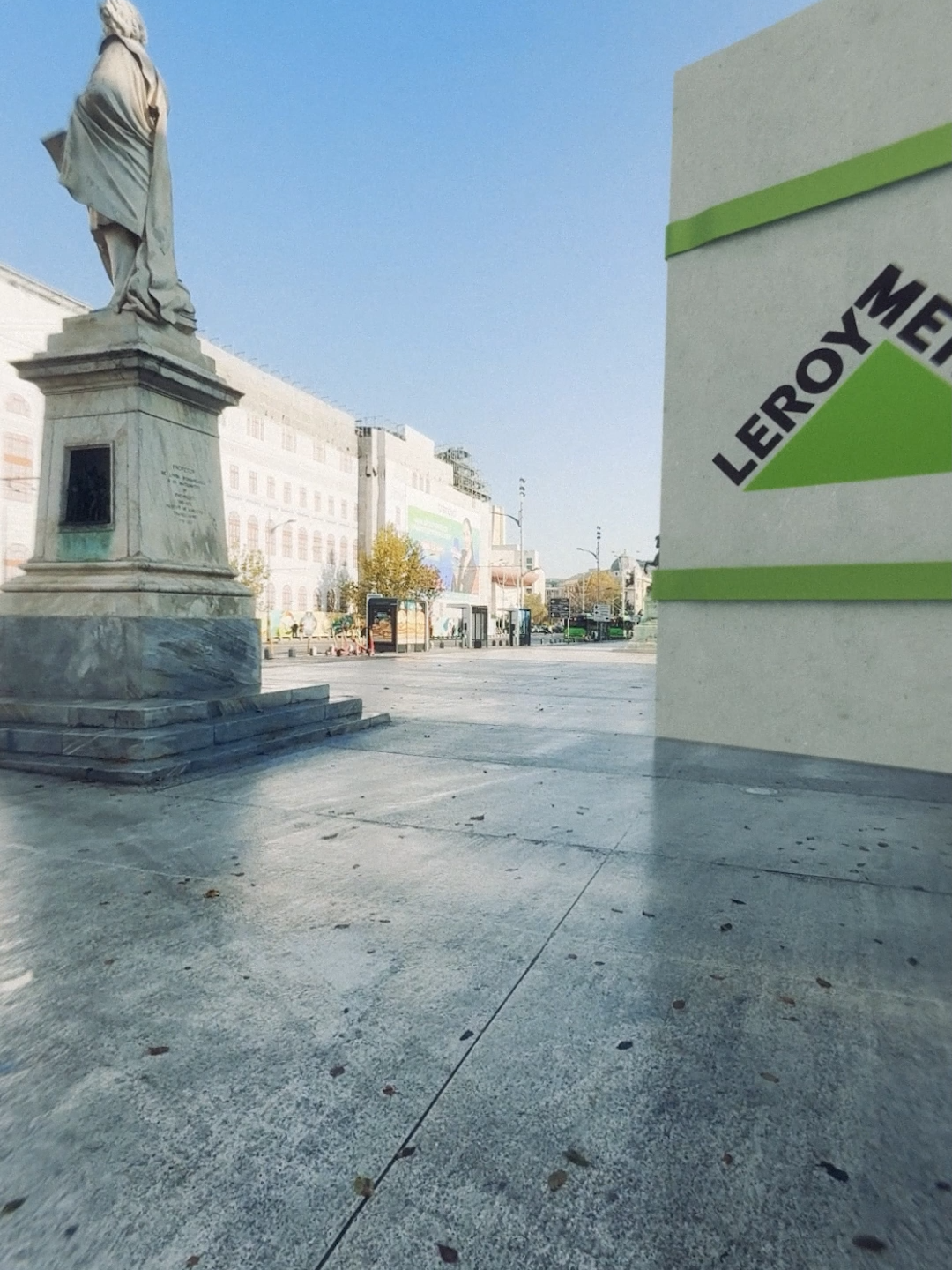 La LEROY MERLIN prețurile mici dau trendul în pregătirile pentru sărbători! 🎄✨ Colecția de Crăciun de anul acesta cuprinde peste 2.000 de produse, printre care: 18 tipuri de brazi naturali🌲 (tăiați și la ghiveci), peste 1.400 de tipuri de decorațiuni în 4 stiluri decorative tematice: Crăciun în familie, Crăciun romantic, Glamour Chic și Feeria de Gheață, peste 120 de brazi artificiali, coronițe, ghirlande artificiale și aproximativ 300 de elemente de iluminat. 💡 Magia Crăciunului continuă și după ce despodobim bradul.✨ De aceea, între 3 și 18 ianuarie 2026, poți returna bradul natural achiziționat din magazinele LEROY MERLIN, alături de bonul de achiziție și vei primi un voucher de 25 de lei – un gest mic, dar cu impact, care-i oferă o nouă șansă, fiind transformat în produse prietenoase cu natura. 🌍💚 De peste 10 ani, această tradiție de reutilizare a bradului ne reamintește că adevărata magie a Crăciunului nu este efemeră, iar noi avem datoria de a o duce mai departe. 💫 #megabuzz_leroymerlinxmas #preturimicinfiecarezi #leroymerlinro @leroymerlinro @buzzstore