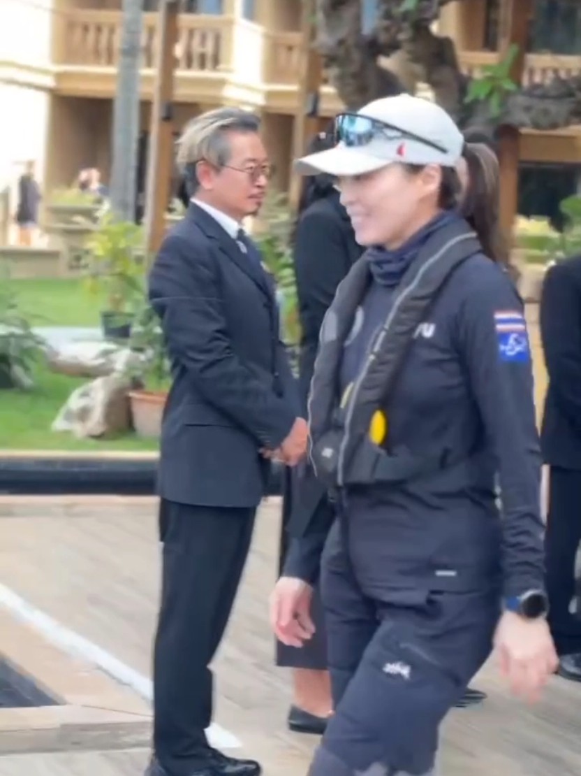 3 ธันวาคม 2568 สมเด็จพระนางเจ้า ฯ พระบรมราชินีเสด็จพระราชดำเนิน ไปยังโรงแรมบียอนด์ กะตะ จังหวัดภูเก็ต ในการแข่งขันเรือใบนานาชาติชิงถ้วยพระราชทานภูเก็ตคิงส์คัพรีกัตต้าครั้งที่ 37 ประจำปี 2568  ในการนี้ สมเด็จพระนางเจ้าฯ พระบรมราชินี  ทรงร่วมการแข่งขันในทีมเรือใบวายุรุ่น ไออาร์ซี ซีโร (IRC ZERO) ในนามทีมวายุ หมายเลขใบเรือ THA72 โดยทรงทำหน้าที่เป็นผู้บังคับหางเสือเรือ สำหรับการแข่งขันระยะทางไกล และทรงเป็นเนวิเกเตอร์ของเรือ ทรงดูทิศทางของลม เพื่อบังคับหางเสือเรือให้ไปในทิศทางตามต้องการได้อย่างรวดเร็ว  ณ หาดกะตะ ตำบลกะรน อำเภอเมืองภูเก็ต จังหวัดภูเก็ต โดยมีประชาชน ทั้งชาวไทยและชาวต่างชาติเฝ้าฯ รับเสด็จ