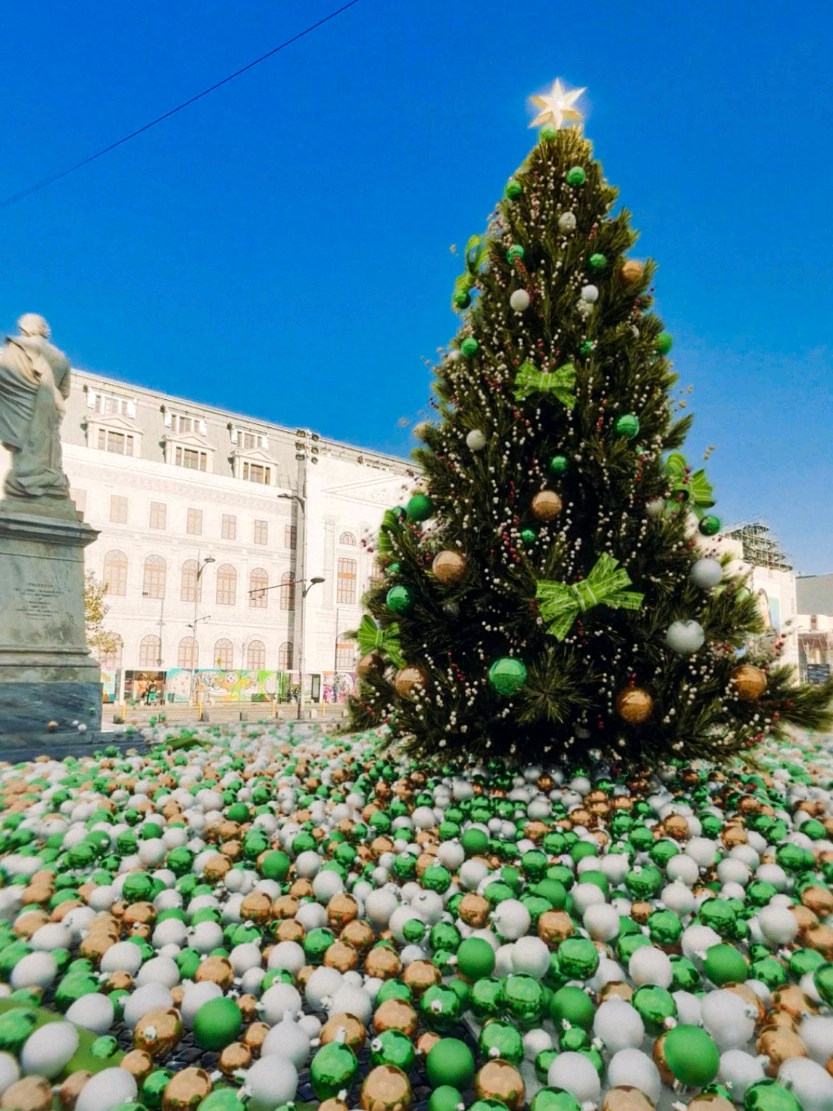 La LEROY MERLIN prețurile mici dau trendul în pregătirile pentru sărbători! 🎄✨ Colecția de Crăciun de anul acesta cuprinde peste 2.000 de produse, printre care: 18 tipuri de brazi naturali🌲 (tăiați și la ghiveci), peste 1.400 de tipuri de decorațiuni în 4 stiluri decorative tematice: Crăciun în familie, Crăciun romantic, Glamour Chic și Feeria de Gheață, peste 120 de brazi artificiali, coronițe, ghirlande artificiale și aproximativ 300 de elemente de iluminat. 💡 Magia Crăciunului continuă și după ce despodobim bradul.✨ De aceea, între 3 și 18 ianuarie 2026, poți returna bradul natural achiziționat din magazinele LEROY MERLIN, alături de bonul de achiziție și vei primi un voucher de 25 de lei – un gest mic, dar cu impact, care-i oferă o nouă șansă, fiind transformat în produse prietenoase cu natura. 🌍💚 De peste 10 ani, această tradiție de reutilizare a bradului ne reamintește că adevărata magie a Crăciunului nu este efemeră, iar noi avem datoria de a o duce mai departe. 💫 @leroymerlinro  @BUZZStore  #megabuzz_leroymerlinxmas #preturimicinfiecarezi 