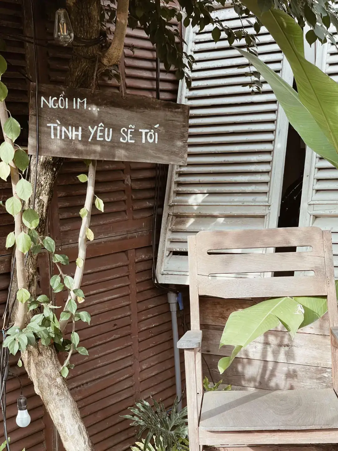 Việt nam: Anh yêu em Trung Quốc: 我爱你 (Wǒ ài nǐ) Trung Quốc: 我爱你 (Wǒ ài nǐ) Nhật Bản: 愛してる (Aishiteru) Hàn Quốc: 사랑해 (Saranghae) Thái Lan: ฉันรักคุณ (Chan rak khun) Lào: ຂ້ອຍຮັກເຈົ້າ Campuchia: ខ្ញុំស្រលាញ់អ្នក Myanmar: : 사랑∞र्फ Indonesia: Aku cinta kamu Malaysia: Saya cinta padamu Philippines (Tagalog): Mahal kita Ấn Độ (Hindi): मैं तुमसे प्यार करता हूँ । करती हूँ Bengali: আমি তোমায় ভালোবাসি Nepal: म तिमीलाई माया गर्छु میں تم سے پیار کرتا ہوں :(Pakistan (Urdu Anh: I love you Pháp: Je t'aime Đức: Ich liebe dich Ý: Ti amo Tây Ban Nha: Te amo Bồ Đào Nha: Eu te amo Nga: Я люблю тебя Ba Lan: Kocham cię Hà Lan: Ik hou van jou Hy Lạp: Σ' αγαπώ (S'agapo) Thổ Nhĩ Kỳ: Seni seviyorum Thụy Điển: Jag älskar dig Na Uy: Jeg elsker deg Đan Mạch: Jeg elsker dig Séc: Miluji tě Hungary: Szeretlek Mỹ / Canada (English): I love you Mexico / Nam Mỹ (Spanish): Te amo Brazil (Portuguese): Eu te amo Haiti (Creole): Mwen renmen ou Quechua (Peru/Bolivia): Kuyayki Guarani (Paraguay): Rohayhu