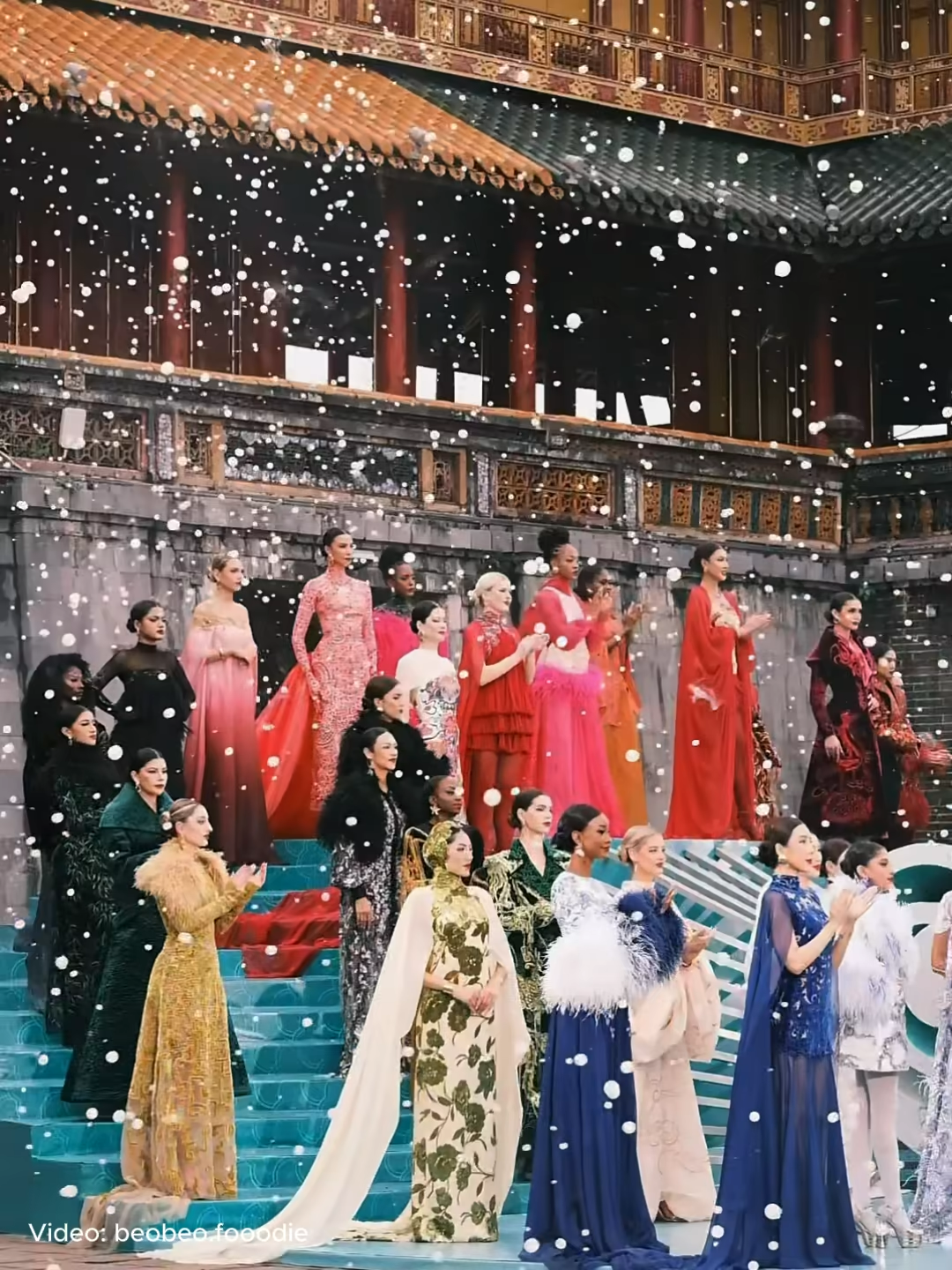 Tuyết rơi tại Quảng trường Ngọ môn Huế trong Fashion Show Hello Cosmo From Vietnam. - 𝐇𝐔𝐄̂́ 𝐓𝐈𝐌𝐄𝐒 𝐒𝐐𝐔𝐀𝐑𝐄 - Địa chỉ: 05 Lê Lợi, thành phố Huế - Hotline: 0234 375 5555 - 090 268 5555