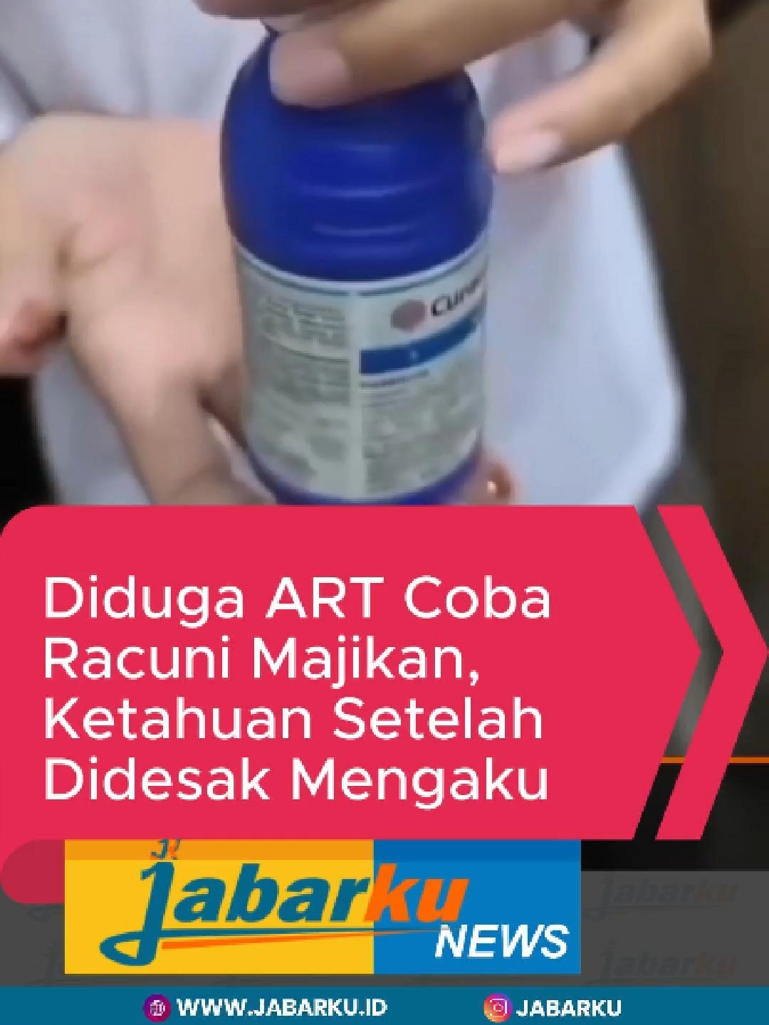 Sebuah video yang beredar di media sosial menunjukkan momen ketika seorang Asisten Rumah Tangga (ART) ditegur keras oleh majikannya karena diduga mencoba mencampurkan sesuatu ke dalam makanan sang majikan. Dalam video tersebut, majikan meminta ART untuk mengakui apa yang dimasukkannya ke dalam makanan. Setelah didesak berkali-kali, ART akhirnya menunjukkan sebuah botol bertuliskan Curacron. Curacron diketahui sebagai insektisida racun kontak dan lambung berbentuk pekatan yang dapat diemulsikan, berwarna kuning kecokelatan. Bahan kimia ini lazim digunakan untuk mengendalikan hama pada tanaman bawang merah, cabai, jeruk, kacang hijau, kapas, kentang, kubis, semangka, tebu, tembakau, dan tomat—dan tentu sangat berbahaya jika tertelan manusia. Peristiwa ini membuat warganet terkejut sekaligus geram. Dari kejadian ini, pesan moral yang dapat dipetik adalah pentingnya membangun hubungan saling menghargai. Jika kita bersikap baik, majikan pun akan memperlakukan kita dengan baik, bahkan bisa lebih dari keluarga sendiri. #BeritaViral #KasusART #Curacron #ViralHariIni #KeamananRumahTangga #Waspada #UpdateNews #Insektisida #IsuViral