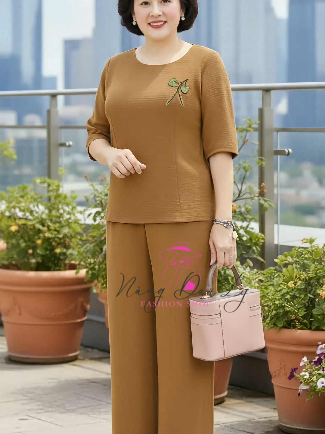 Bộ đồ trung niên thêu hoa- vãi đũi lụa cao cấp- co giãn nhẹ mềm mại#nangdaily #botrungnien #quatangmechong #quatangme #thoitrangnu #thoitrangtrungnien #setdoxinh #bodo #bolua #vaidui