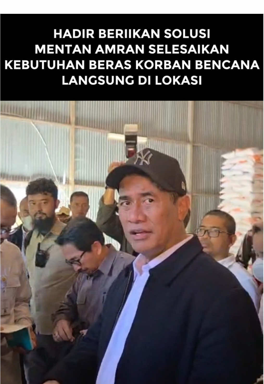 Mentan Amran si paling gercep kalau soal ngasih solusi dari masalah. Masalah beras langsung ditangani saat itu juga.  #bantuanpemerintah #beras #bencana #mentanamran 