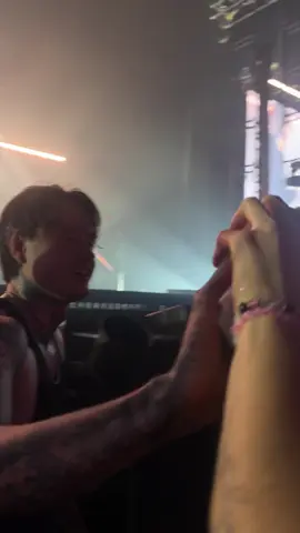 when he came down to gave me the setlist in my hand 🥹 ty @𝑶𝒓𝒏𝒆𝒍𝒍𝒂 for the vid!! @Bad Omens  #badomens #badomenscult #noahsebastian 