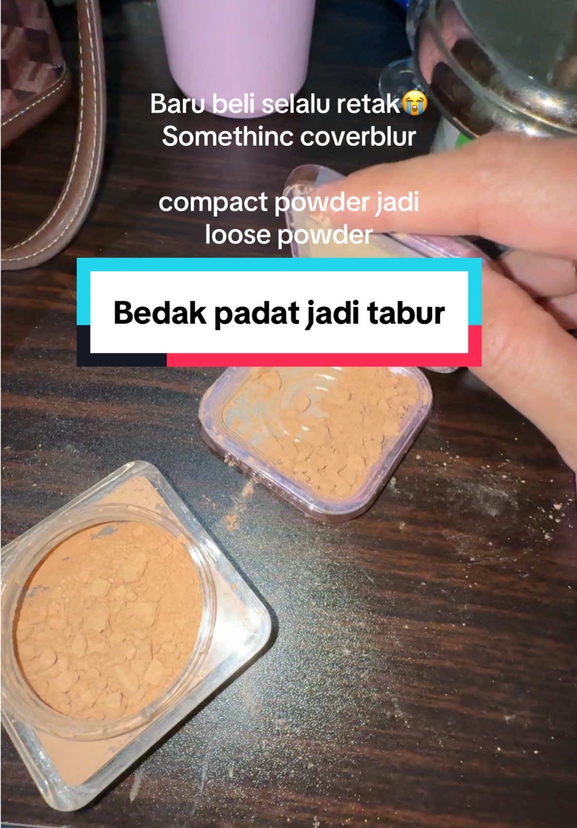 Baru beli di bawa sekali pasti retak yaudah masukin bekas bedak tabur aja, jadi loose powder😭👍🏻