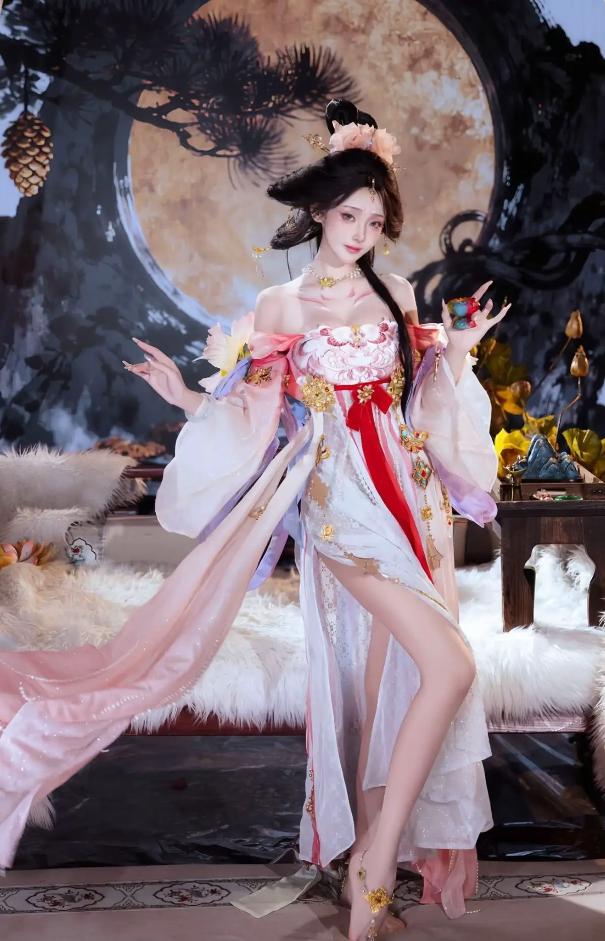 Trà hoa cúc (Chamomile tea): Nổi tiếng với đặc tính làm dịu và thư giãn, trà hoa cúc không chứa caffeine và có thể giúp bạn dễ ngủ hơn. Sữa ấm: Sữa chứa tryptophan, một axit amin có vai trò quan trọng trong việc sản xuất serotonin và melatonin, các hormone giúp điều hòa giấc ngủ. Uống một ly sữa ấm có thể giúp thư giãn cơ bắp và dễ ngủ. Nước ép anh đào chua (Tart cherry juice): Loại nước ép này giàu melatonin tự nhiên, một hormone giúp điều chỉnh chu kỳ ngủ - thức của cơ thể, đã được chứng minh là có thể cải thiện chất lượng giấc ngủ. Trà oải hương (Lavender tea): Oải hương có tác dụng làm dịu và chống lo âu, có thể giúp cải thiện chất lượng giấc ngủ và giảm mệt mỏi.  Thức uống hỗ trợ tiêu hóa Nước chanh ấm: Giúp thúc đẩy hoạt động tiêu hóa và có thể giúp cơ thể cảm thấy thư giãn trước khi ngủ. Vitamin C trong chanh cũng góp phần giảm stress. Trà gừng: Với đặc tính ấm và cay nhẹ, trà gừng giúp hỗ trợ tiêu hóa, giảm cảm giác buồn nôn hoặc đau bụng, giúp bạn ngủ ngon hơn.  Các lựa chọn khác tốt cho sức khỏe Nước lọc: Uống một lượng nước vừa đủ vào buổi tối giúp duy trì độ ẩm, hỗ trợ quá trình thanh lọc, giải độc và loại bỏ các chất thải ra khỏi cơ thể. Sữa nghệ (Golden milk): Thức uống truyền thống của Ấn Độ này kết hợp sữa ấm với bột nghệ và các loại gia vị ấm khác (gừng, quế). Nó có đặc tính chống viêm, hỗ trợ tiêu hóa và làm dịu hệ thần kinh.  Lưu ý Tránh caffeine và cồn: Cà phê, trà xanh (chứa caffeine), và đồ uống có cồn nên được hạn chế vào buổi tối vì chúng có thể làm gián đoạn giấc ngủ và gây mất nước. Tránh đồ uống có đường: Nước ngọt, nước ép trái cây có đường hoặc sô cô la nóng nhiều đường có thể làm tăng lượng calo và gây khó tiêu vào ban đêm. Uống vừa phải: Tránh uống quá nhiều nước ngay trước khi ngủ để không phải thức dậy đi vệ sinh nhiều lần trong đêm.  Thời điểm thích hợp nhất để uống các loại nước ép trái cây hoặc trà là khoảng 30 phút sau bữa tối và 1-2 tiếng trước khi đi ngủ. #kentranbocxep #monngonmoingay #bốcxếpkentrần #suckhoechomoinguoi🍀 #xhuonggggg🐰 #bocxepgiare #cosplaygirl #genshincosplay #cosplayer #xh