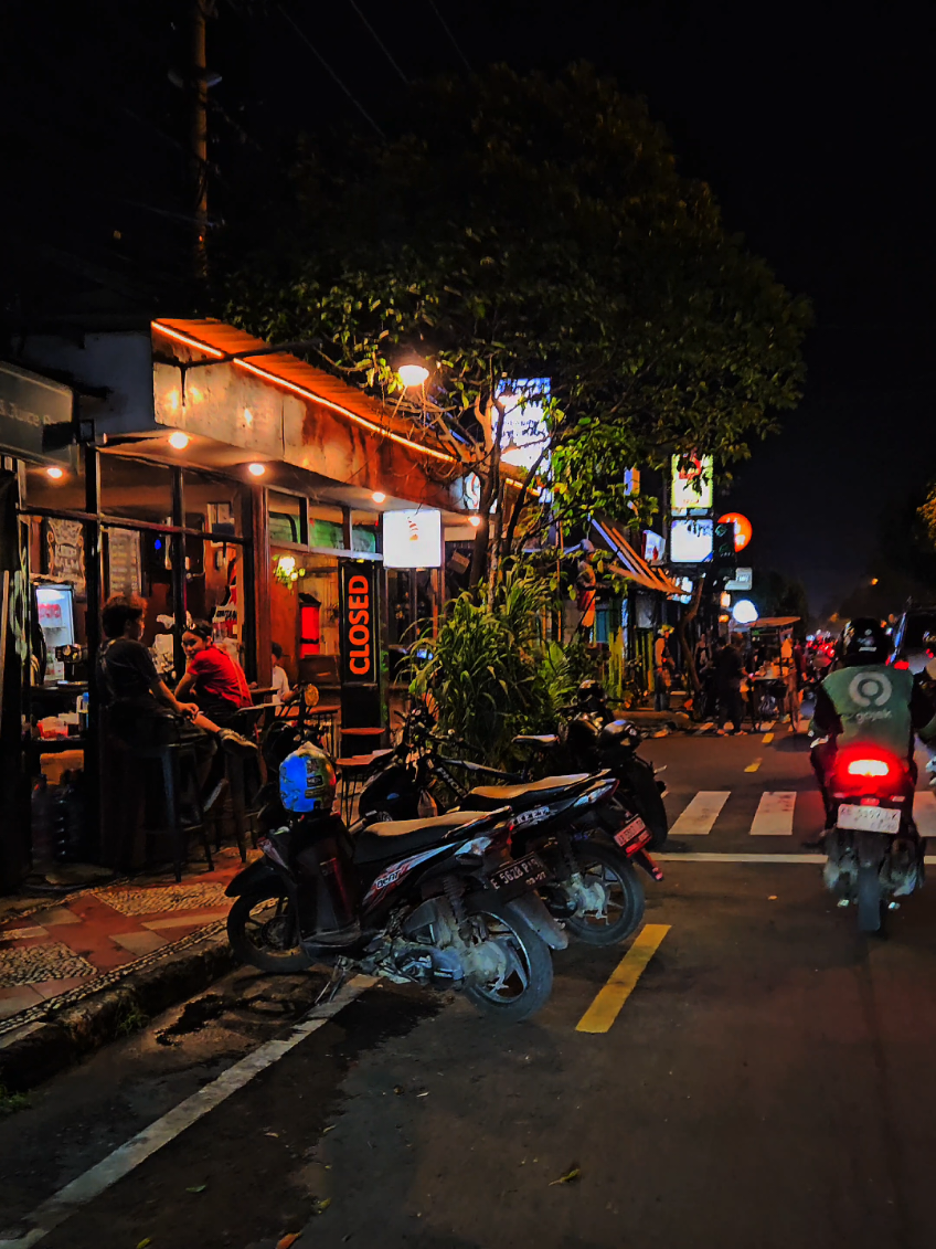 20 tahun yang lalu kalian lagi ngapain nih? #radiotengahmalam #jogjaistimewa #prawirotaman #ungu #nightride 