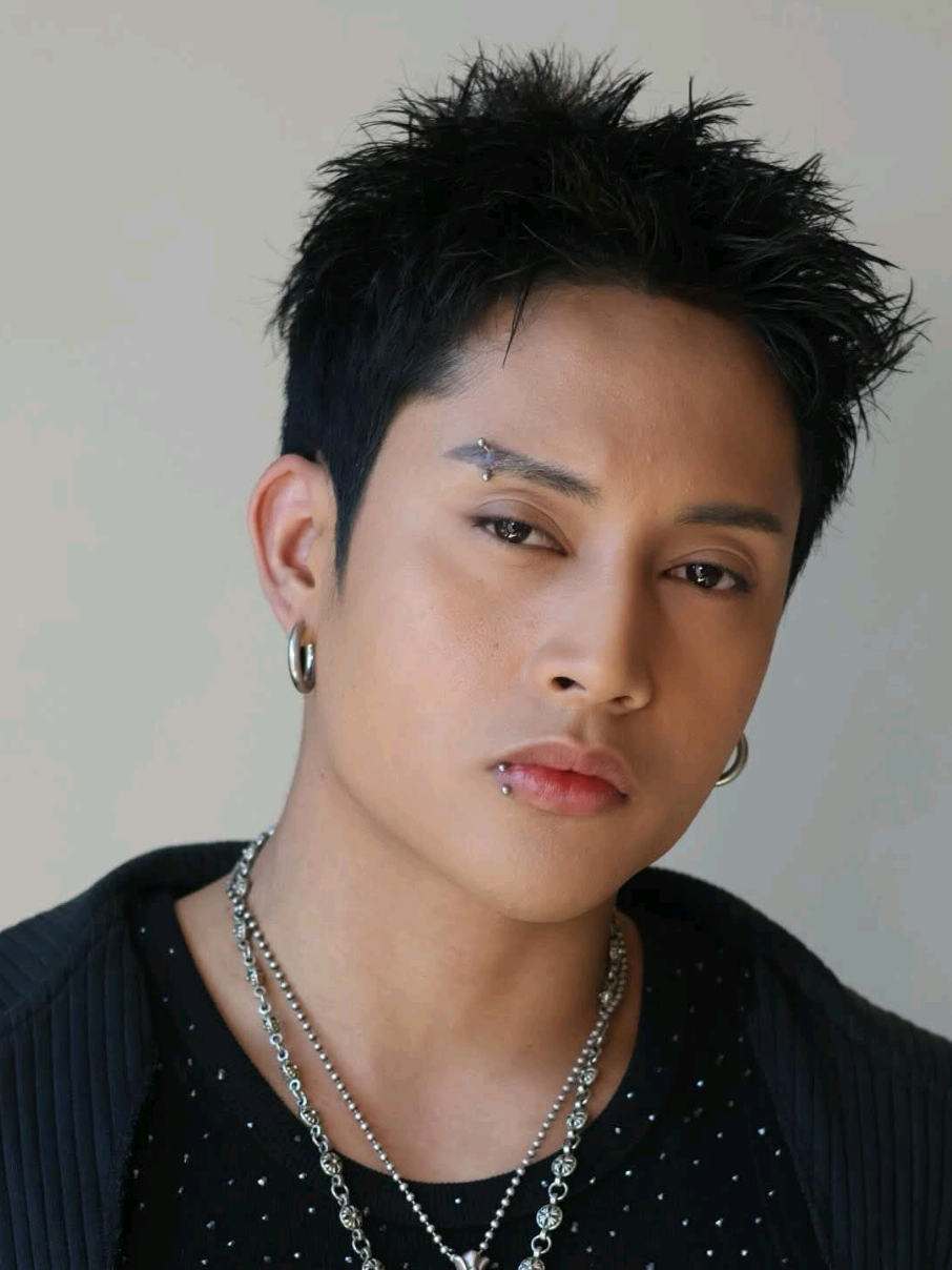 @felipsuperior singing #mapa while playing a piano. 