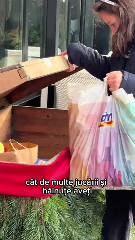 De astăzi până pe 20 decembrie vă așteptăm la Rumen Unirii cu hăinuțe și jucării pe care să le puneți în Cufărul Magic 🪄🎅🏼 Haideți și anul acesta să vă alăturați poveștii de Crăciun a Caravanei Fericirii și să facem împreună peste 1.000 de copii din medii defavorizate fericiți ❤️ Let’s make this Christmas magical for everyone🎄✨ #zoombeach #zoombeachbar #constanta #romania #rumenunirii 