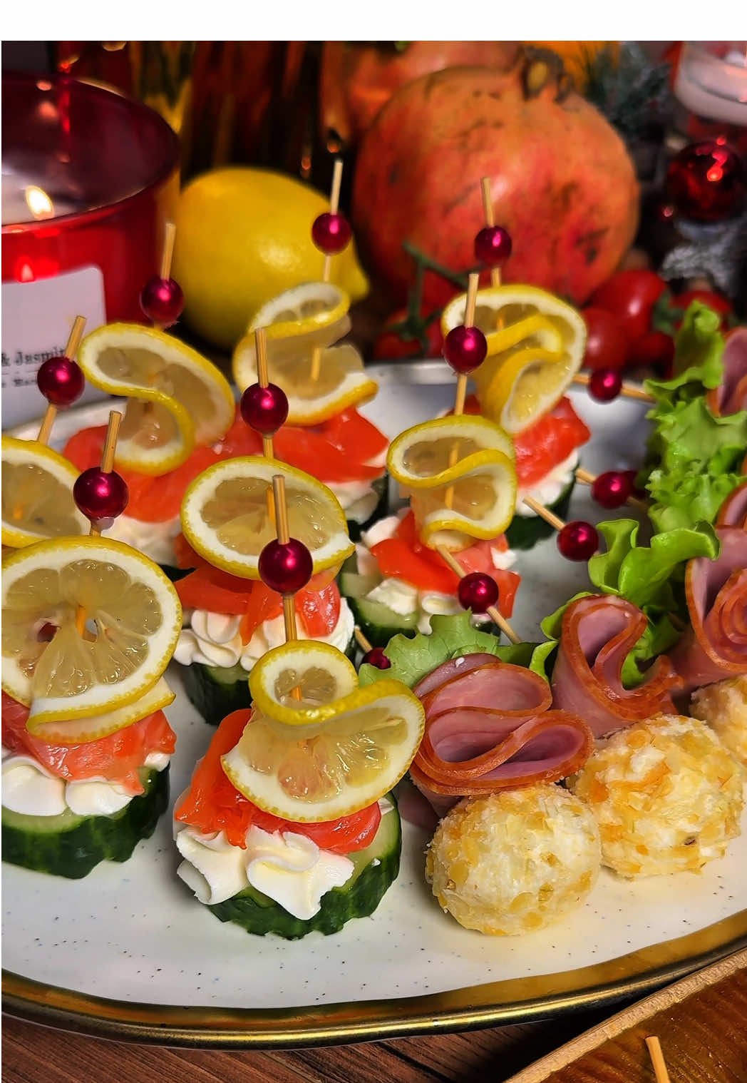 Мой новогодний сборник в ТГ: kristina_na_kuhne  В сборнике: 🎄40 рецептов с пошаговыми фото приготовления: закуски, салаты, горячее 🎄5 новогодних сервировок в разном стиле  🎄Инструментарий (даны ссылки на посуду и инструментарий, которые я использовала на своих столах)  🎄Заготовки - расписаны заготовки по каждому блюду, которые вы приготовите заранее, чтобы не устать в сам праздник! 4 вида простых канапе🍢 Канапе с красной рыбой Ингредиенты: 🔸Огурец - 1 шт 🔸Форель сл.сол - 150 г 🔸Творожный сыр - 120 г 🔸Лимон - 1 шт Канапе с колбасой 🔸Лепешка тортилья - 3 шт 🔸Творожный сыр - 100 г 🔸Колбаса нарезка - упаковка 🔸Помидоры черри - 8 шт 🔸Лист салата  Канапе Капрезе 🔸Помидоры черри - 10 шт 🔸Сыр моцарелла мини - 10 шт 🔸Базилик - 2 ветки  🔸Бальзамический уксус Канапе с балыком 🔸Сыр твердый - 80 г 🔸Сыр творожный - 3 ст.л 🔸Лук жареный в банке  🔸Балык нарезка - упаковка 🔸Лист салата  #канапе #новогодниеканапе #закуска #рецептзакуски #новогодняязакуска 