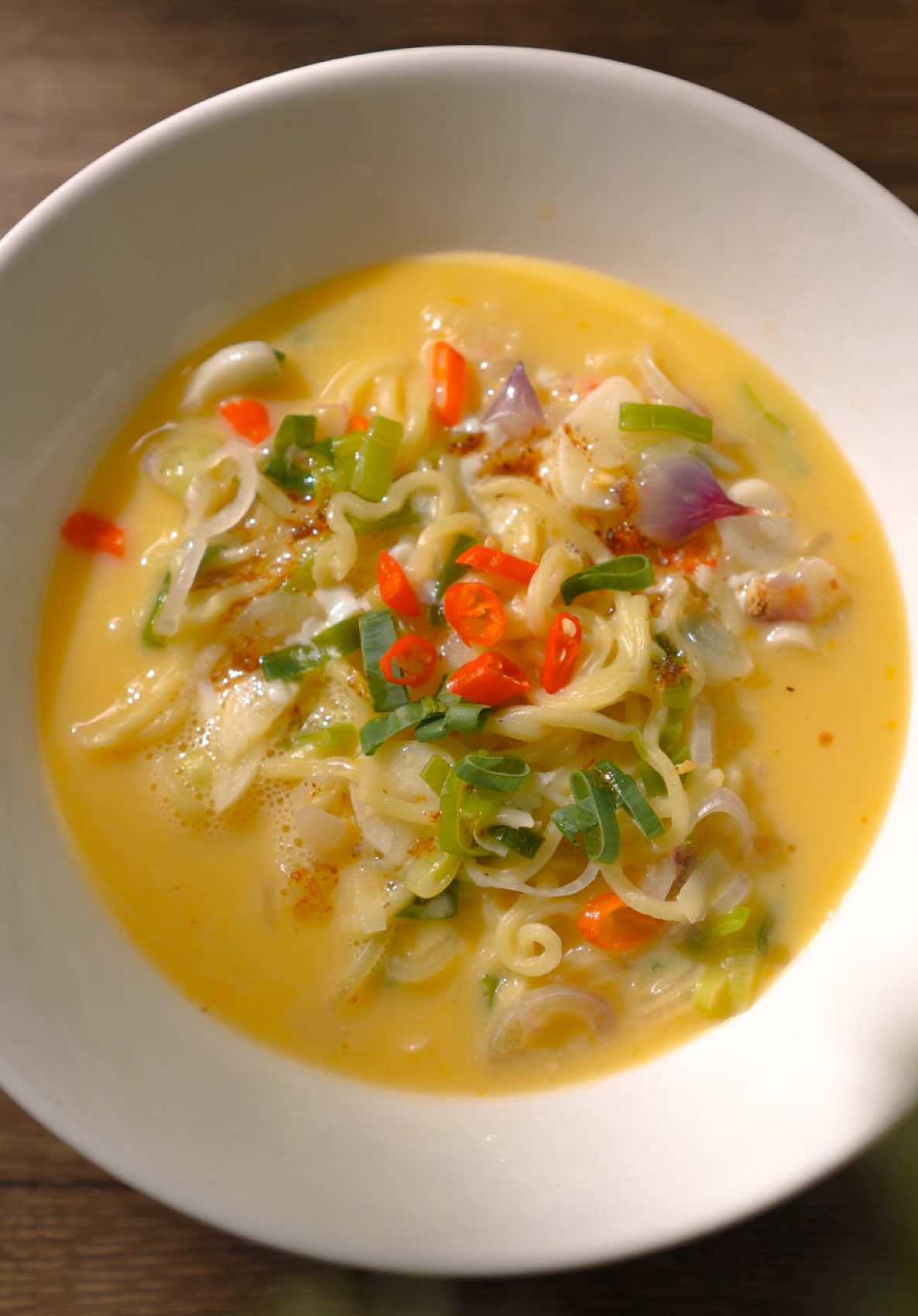 Resep lengkap cek caption ⬇️ mumpung musim hujan, kita bikin yang anget-anget lagi yuk! kuahnya gurih, creamy walaupun tanpa susu! 😋 - MIE KUAH SUSU TANPA SUSU - BAHAN : • 1 bgks indomie kuah ayam spesial • 400ml air • 1 btg daun bawang • 3 cabe rawit • 1 bawang putih • 3 bawang merah • lada secukupnya • 1 telur ⚠️ yuk buruan recook di rumah! jangan lupa follow instagram dan tiktok @ammirene untuk update resep yang lainnya ya. ⚠️ #cooking #aestheticfood #aestheticcooking #FYP #IdeMasakViral  