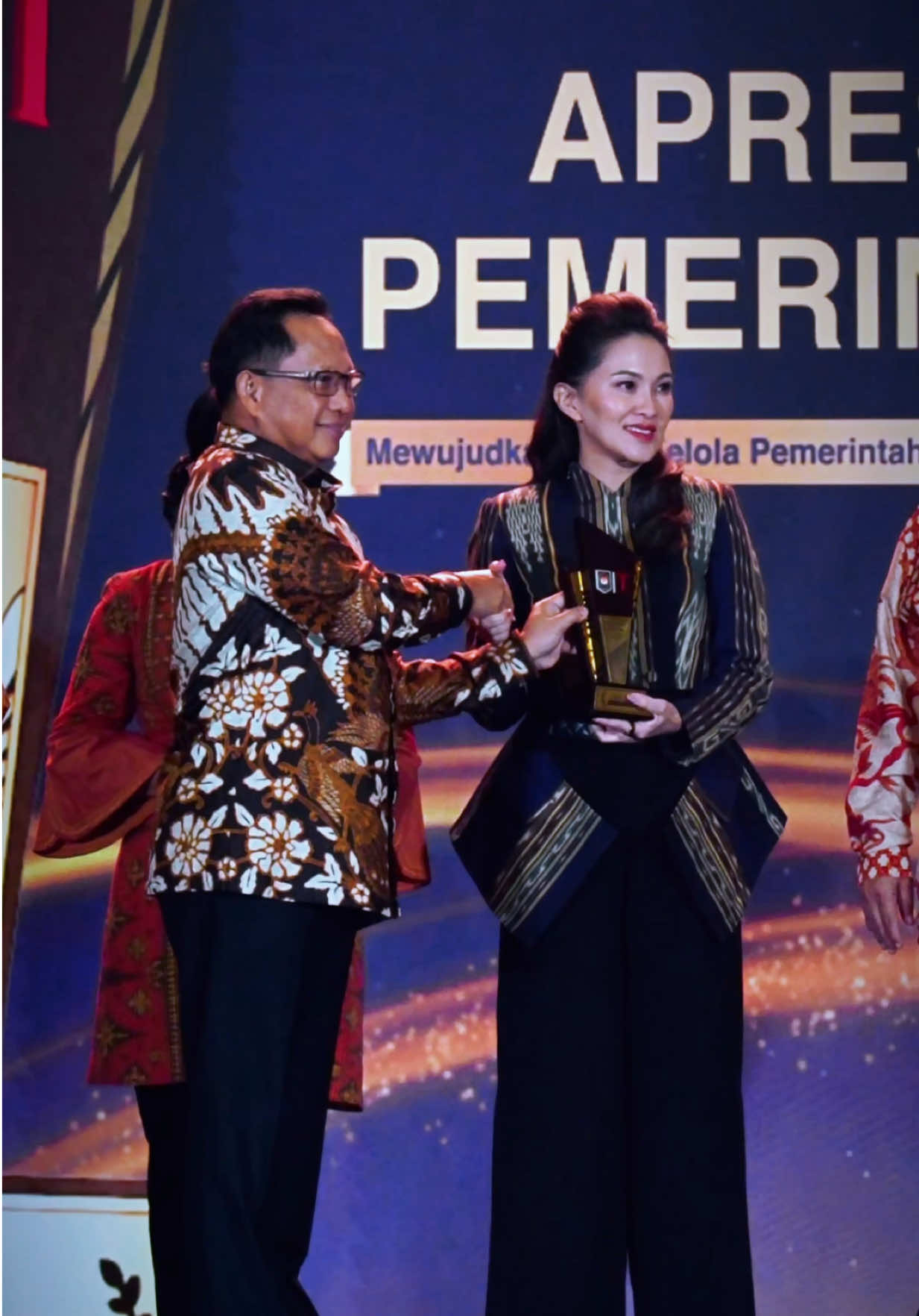 Terima kasih kepada @kemendagri dan Tempo Media Group atas apresiasi dalam kategori Pertumbuhan Ekonomi Pertambangan dan Olahannya pada Ajang Apresiasi Kinerja Pemerintahan Daerah 2025. Penghargaan ini tentang kerja kolektif seluruh pemangku kepentingan: 🤝 Pemerintah Kabupaten/Kota 🏭 Pelaku industri dan dunia usaha 👷‍♂️ Pekerja lokal dan komunitas di sekitar tambang 📊 Akademisi dan media 🌱 Masyarakat sipil yang terus mengingatkan soal keberlanjutan  Kita buktikan bahwa Maluku Utara tidak hanya menambang kekayaan alam, tetapi juga membangun nilai tambah, membuka peluang kerja, dan memperkuat ekonomi daerah dengan tata kelola pertambangan yang baik (good mining practice). Apresiasi ini menjadi pengingat komitmen: ✔️ Hilirisasi harus berdampak positif inklusif bagi masyarakat ✔️ Diversifikasi ekonomi harus tumbuh dari ekosistem tambang ✔️ Lingkungan dan sosial masyarakat harus menjadi prioritas ✔️ Transparansi dan data tetap menjadi dasar kebijakan Perjalanan kita masih panjang. Tantangan ke depan adalah memastikan multiply effect benar-benar dirasakan oleh seluruh masyarakat Maluku Utara. Mari terus berkarya dan berkolaborasi. Karena bila semua daerah berlomba memberikan yang terbaik, Indonesia akan maju bersama 🇲🇨💪 #MalukuUtara #GoodMiningPractice #Hilirisasi #EkonomiBernilaiTambah #gubsherly