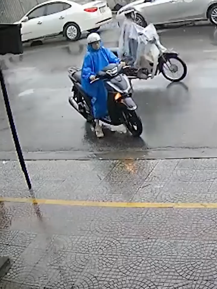 Khoảnh khắc hố sâu 'nuốt chửng' hai ôtô và một công nhân ở Đà Nẵng #VnExpress #VNEGo