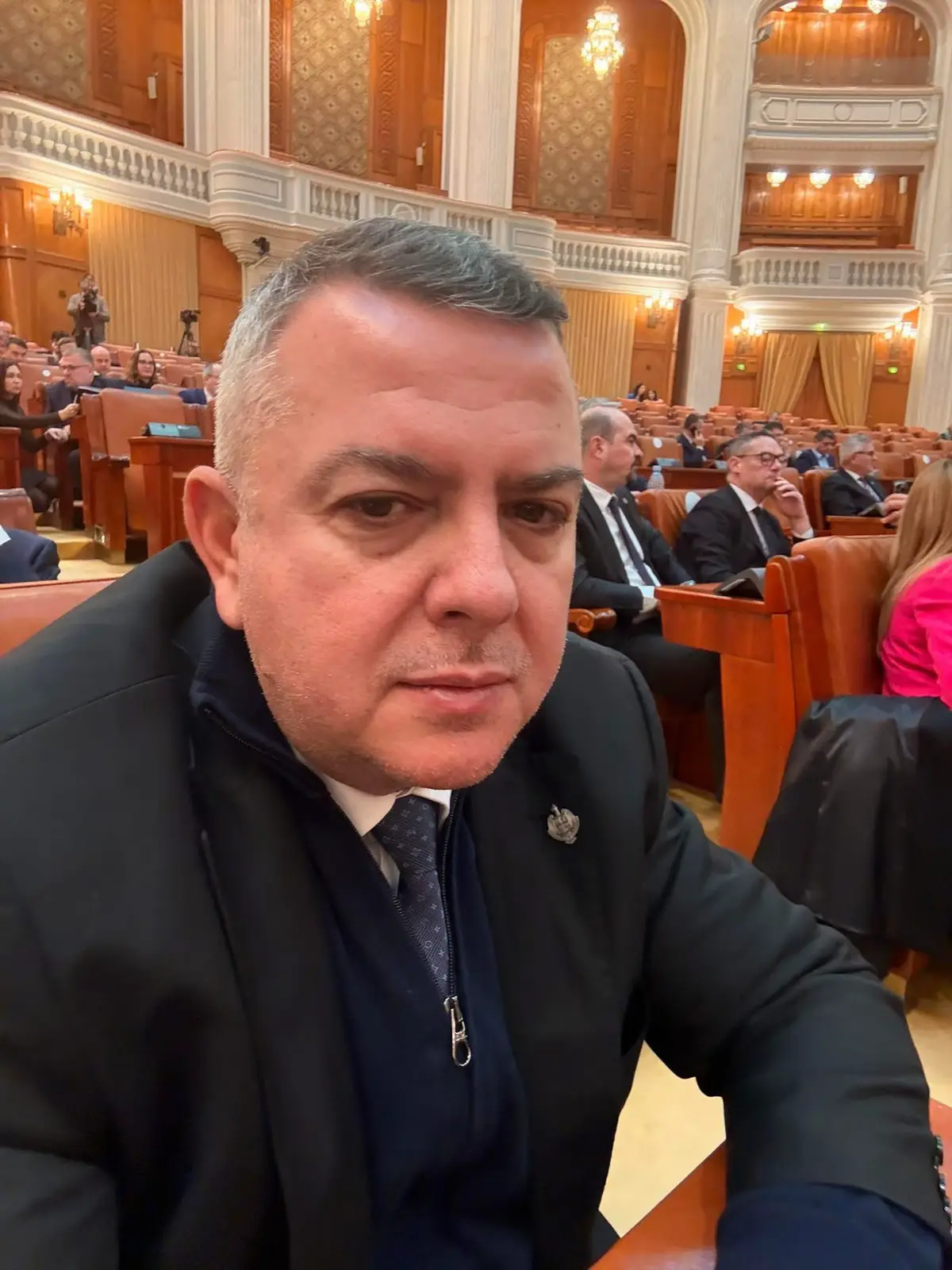 Cum am pierdut 1 miliard de euro anul acesta. Și cum vom pierde încă 1 miliard la anul, din prostia guvernului. În 2024, România a repetat un scenariu care ar trebui studiat la capitolul „cum să pierzi bani cu resursele tale”. Am exportat energie ieftină și am importat energie scumpă. Când a fost soare, producția solară a explodat. Nu am avut baterii care să stocheze surplusul, așa că am exportat aproximativ 1,5 TWh la prețuri mici. Seara și în vârf de consum, când nu mai aveam soare, am importat aproximativ 7 TWh la prețuri mult mai mari. Diferența între cele două operațiuni a produs o pierdere directă de peste 1 miliard de euro în balanța comercială a României. Pierdere reală, contabilă, generată exclusiv de lipsa politicilor de stocare. Deși este clar că soluția este instalarea masivă de baterii, România a montat anul acesta mai puține baterii decât Bulgaria, deși suntem una dintre puținele țări europene care au o fabrică modernă de baterii construită de antreprenori români, la Cernica, Ilfov. Anul viitor riscăm să repetăm aceeași greșeală. În 2025, România va finaliza aproximativ 1.000 MW noi de eolian și 2.000 MW noi de solar. Cantitatea de energie regenerabilă va crește, dar fără capacități de stocare vom continua să exportăm ieftin și să importăm scump. Pentru a opri pierderile, avem nevoie de cel puțin 2.000 MW în baterii (circa 8 TWh). Cât vom instala, cel mai probabil? Aproximativ 500 MW, adică doar un sfert din necesar. În aceste condiții, și în 2025 România va pierde încă 1 miliard de euro, din același motiv: incapacitatea statului de a înțelege că fără stocare, regenerabilele sunt un lux scump. Spania a înțeles. România nu. Spania a avut recent un blackout. Nu a mai așteptat explicații. A acționat. Guvernul spaniol a alocat 1 miliard de euro pentru a accelera instalarea a 2.400 MW de baterii. Mai mult, au acordat punctaj suplimentar pentru baterii și invertoare produse în Europa, sprijinind autonomia strategică și industria continentală. Rezultatul: un sfert din bateriile care se vor instala în Spania vor fi produse în România, la Cernica. Spaniolii vor folosi bateria românească. România, în schimb, continuă să importe baterii non-UE, în cantități mici, și să ignore propria industrie. Concluzia Nu tehnologia este problema, sau banii. Nici capacitatea tehnică. Problema este absența unei strategii și prostia autorităților. Așa am pierdut un miliard anul acesta. Așa vom pierde încă unul la anul. Nu pentru că nu putem, ci pentru că guvernul refuză să facă ceea ce toată Europa consideră urgent și esențial.
