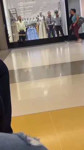 laki laki ketika handphone nya di cas😭